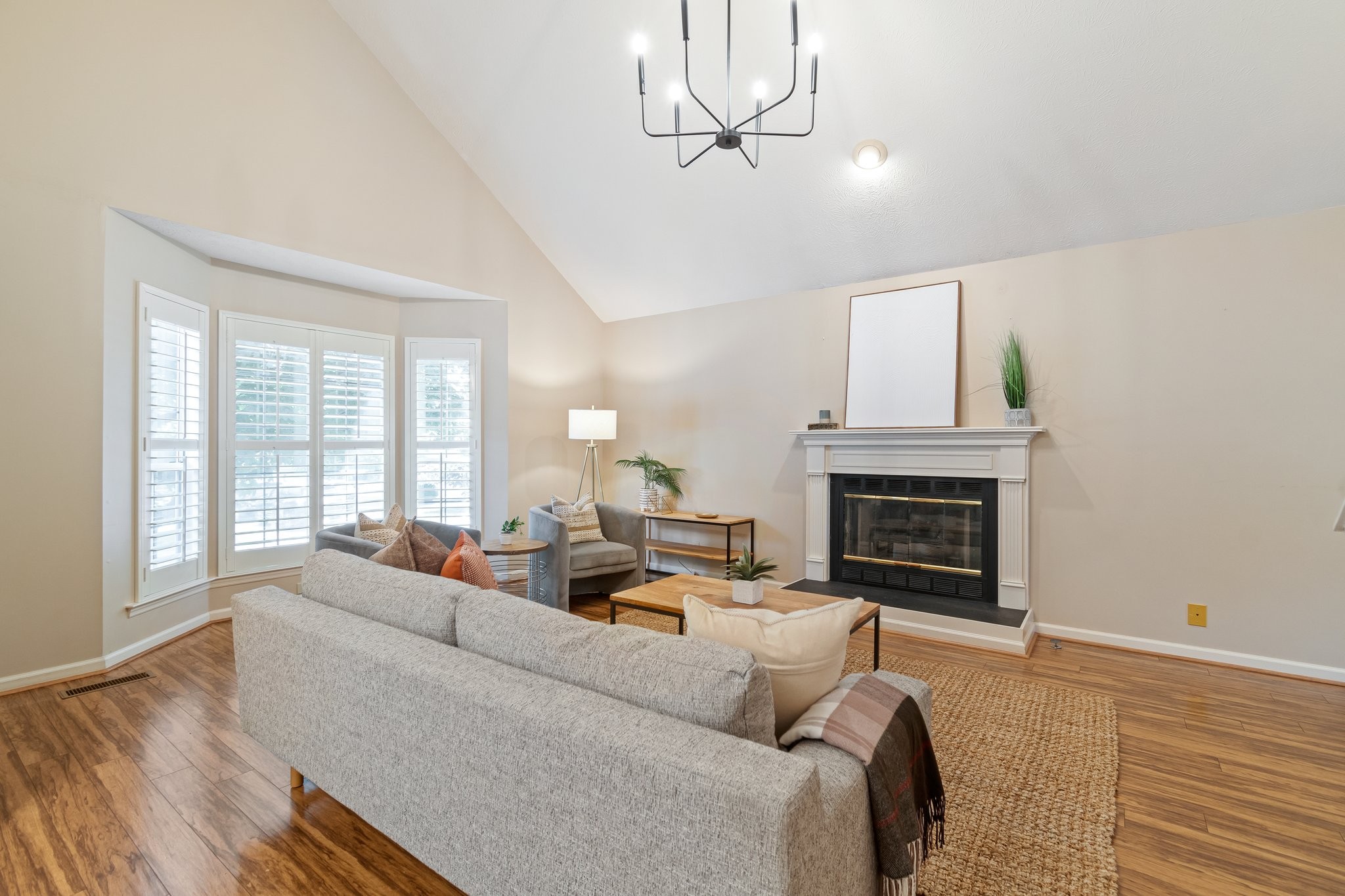 1212 Crestfield Dr