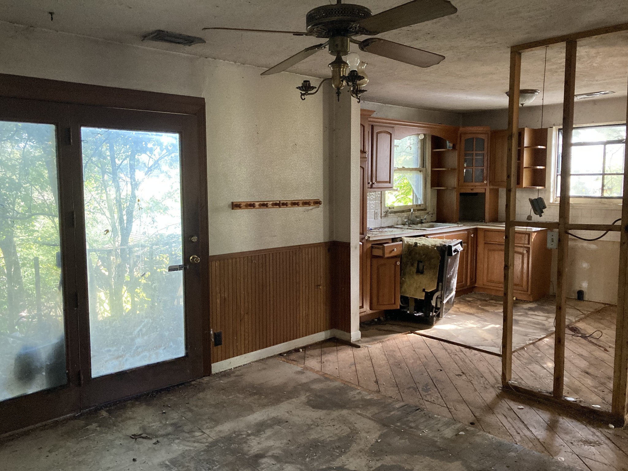 387 Lakeshore Dr