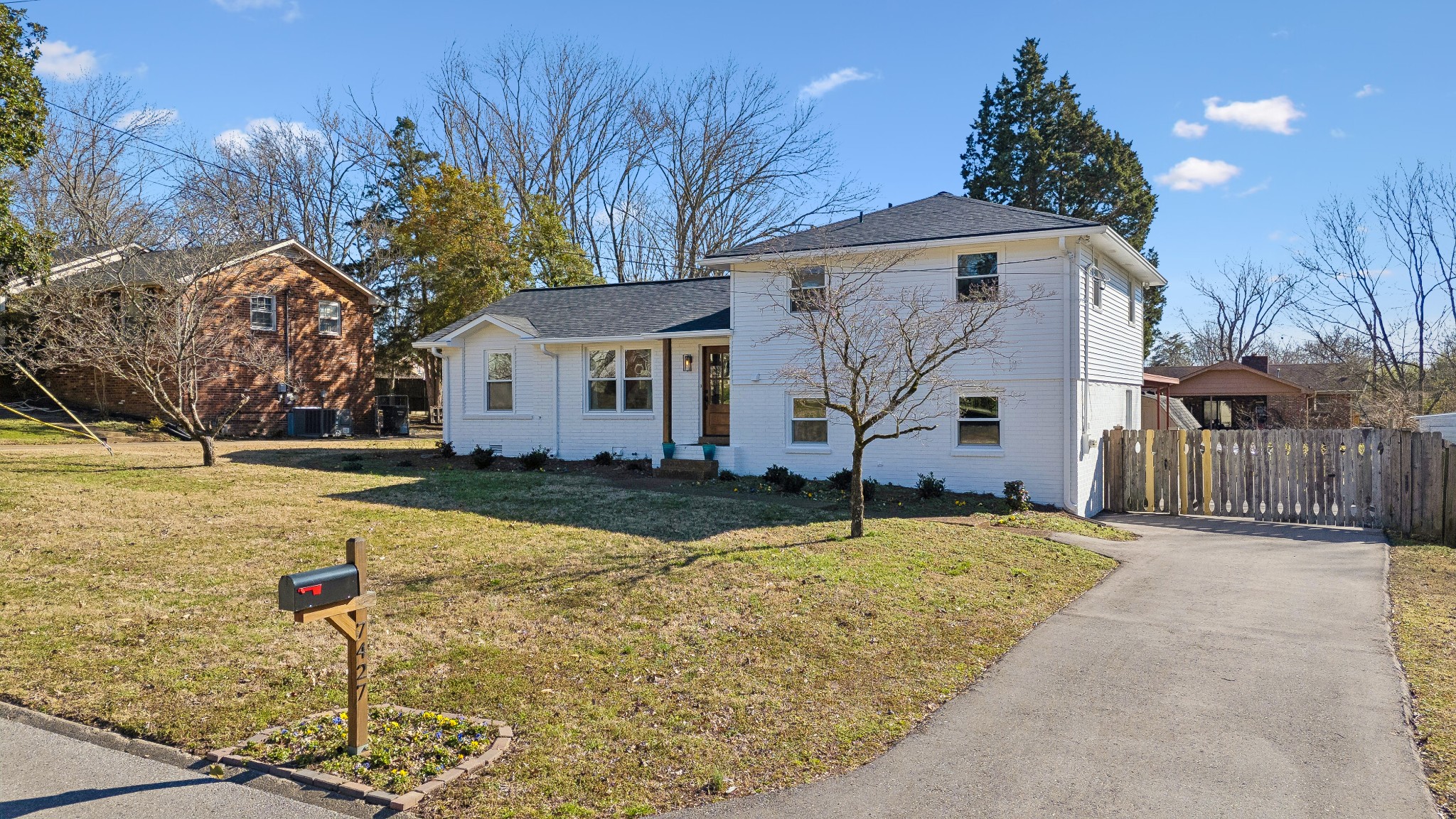 7427 Bridle Dr