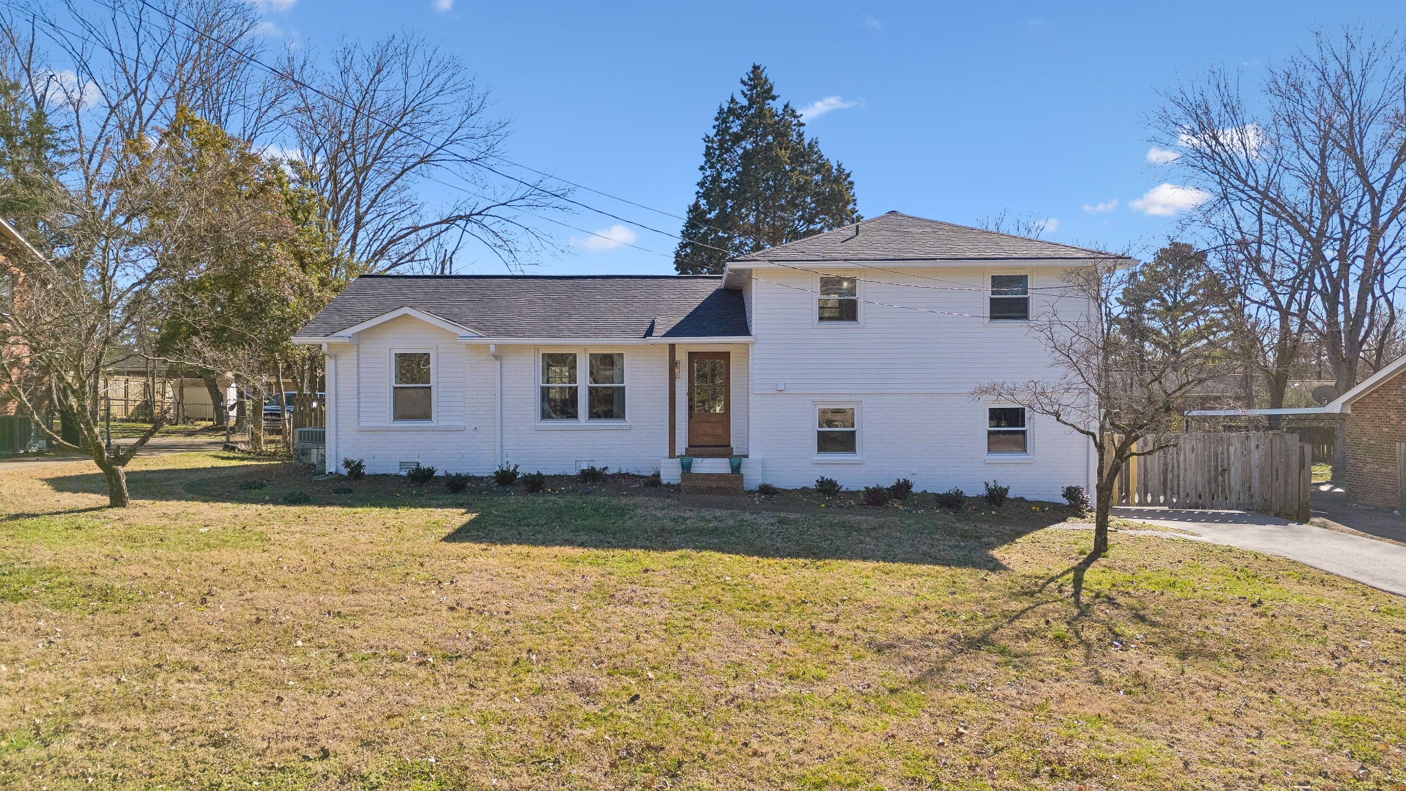 7427 Bridle Dr