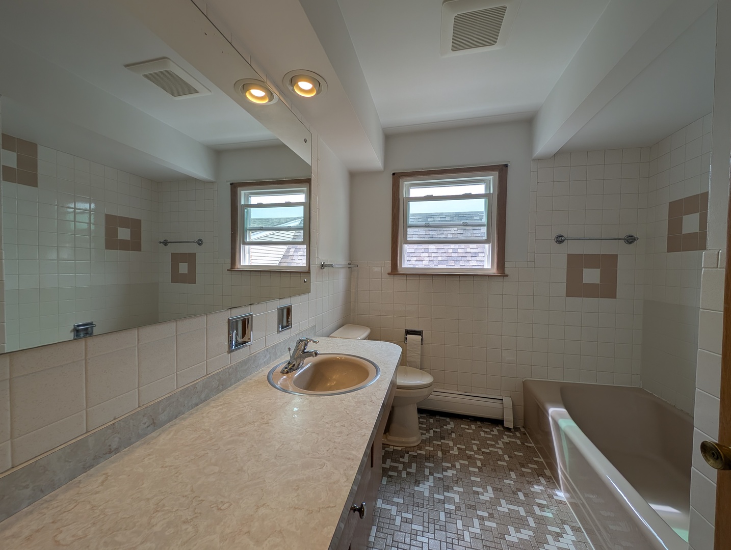 6537 N Natoma Avenue Unit: 2