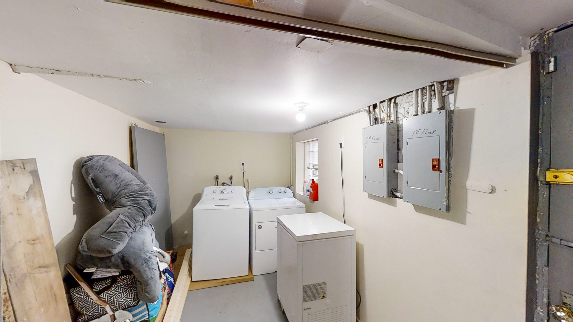 2541 W Moffat Street