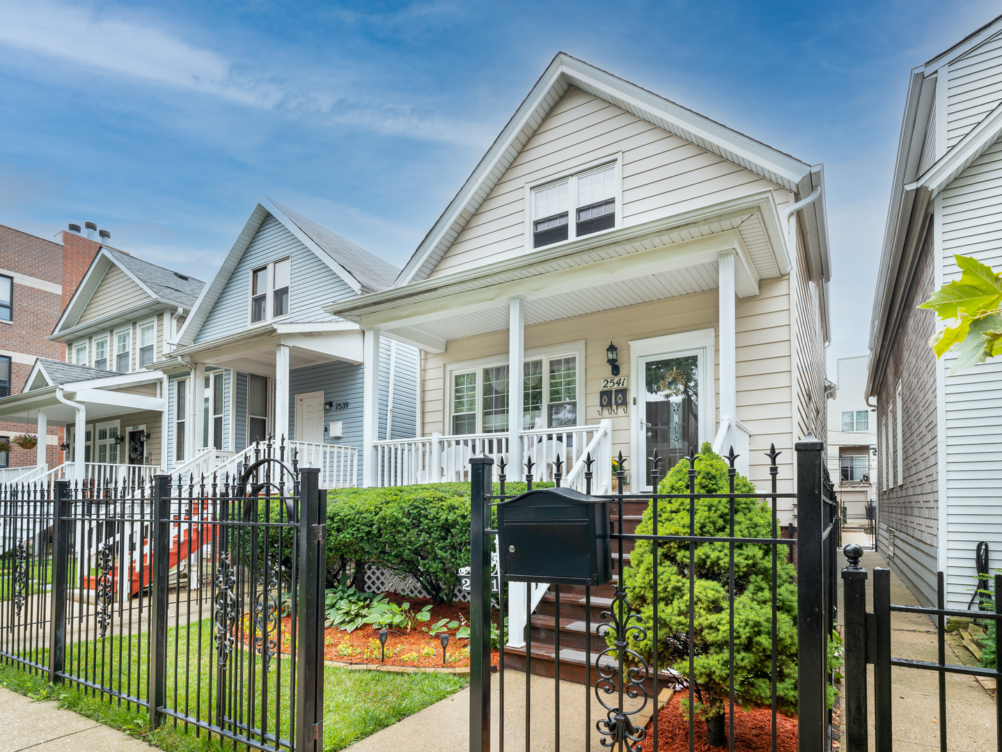 2541 W Moffat Street