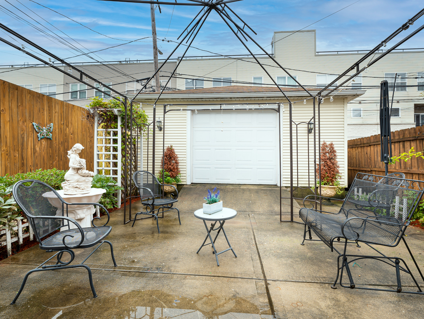 2541 W Moffat Street