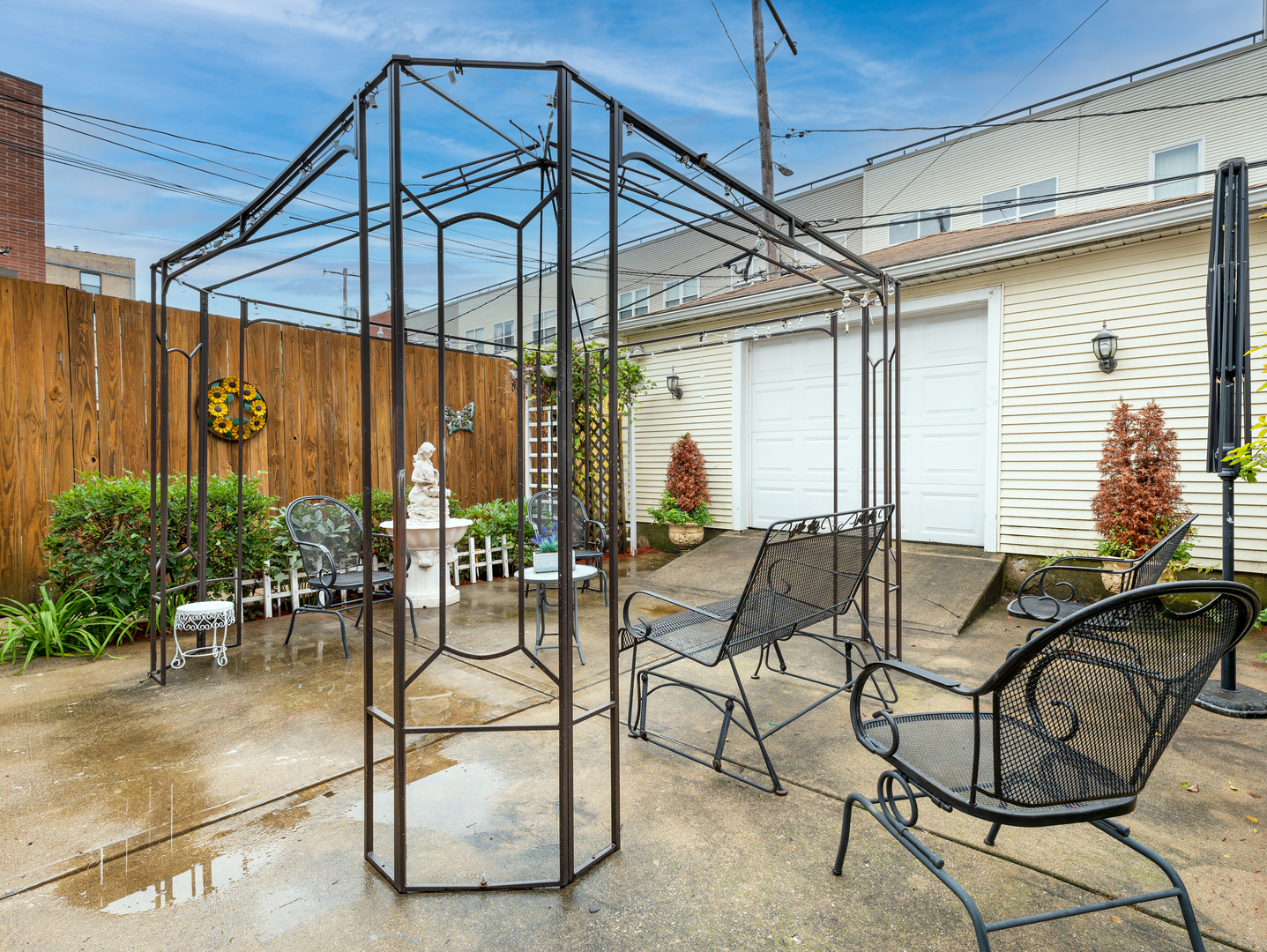 2541 W Moffat Street