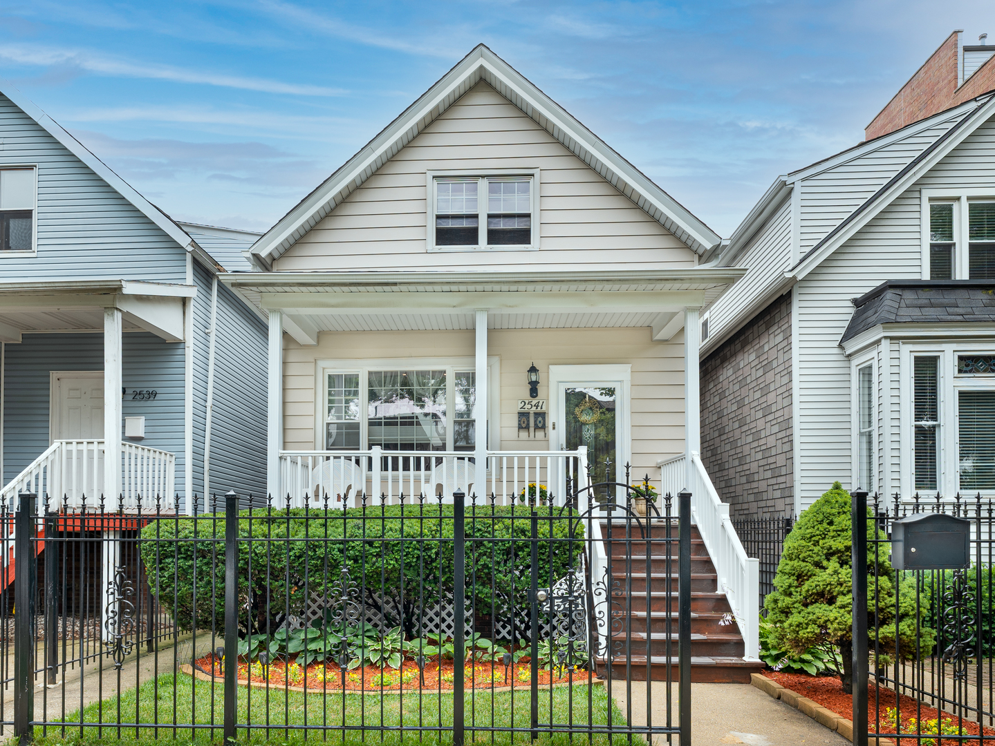 2541 W Moffat Street