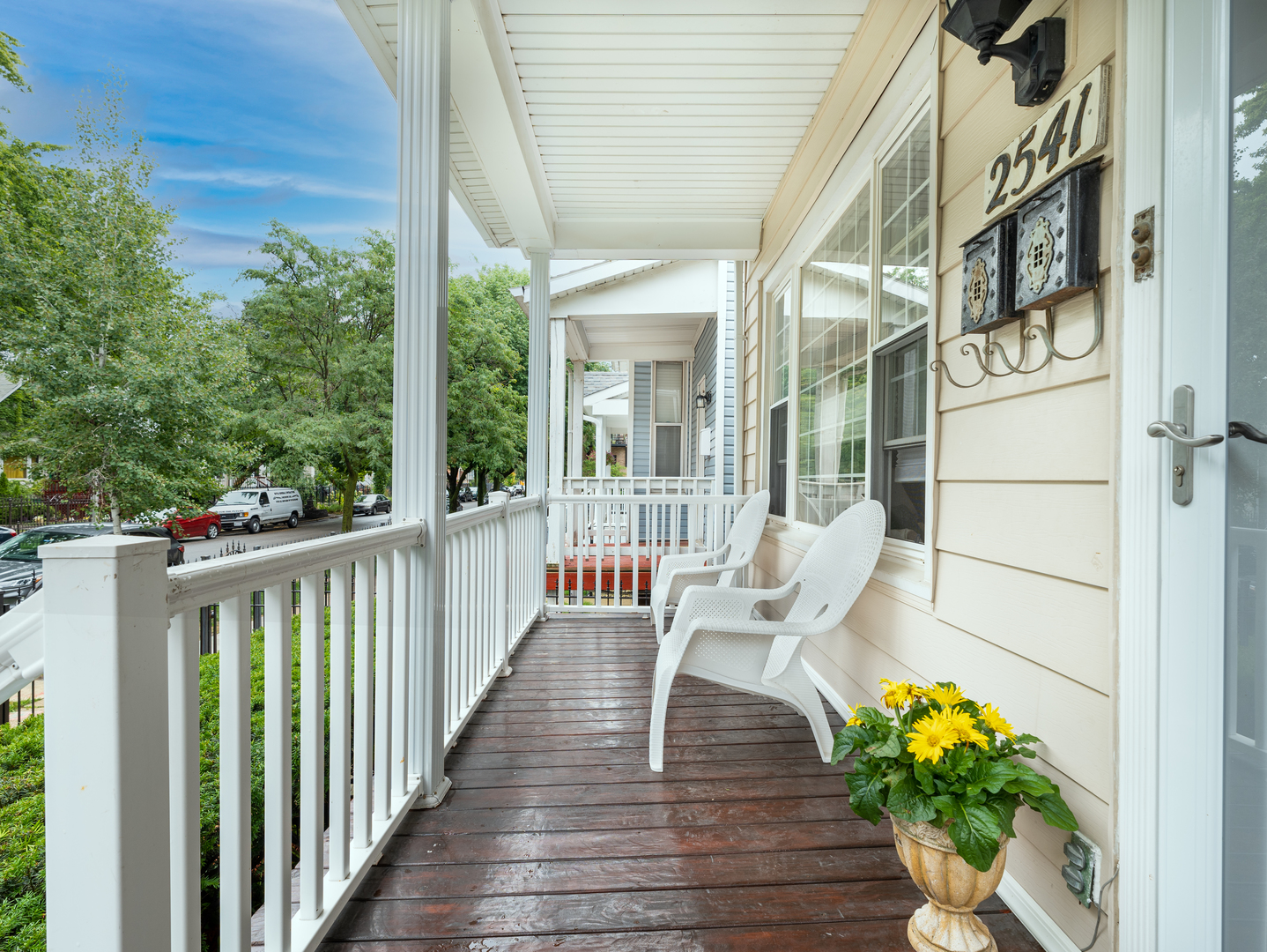 2541 W Moffat Street