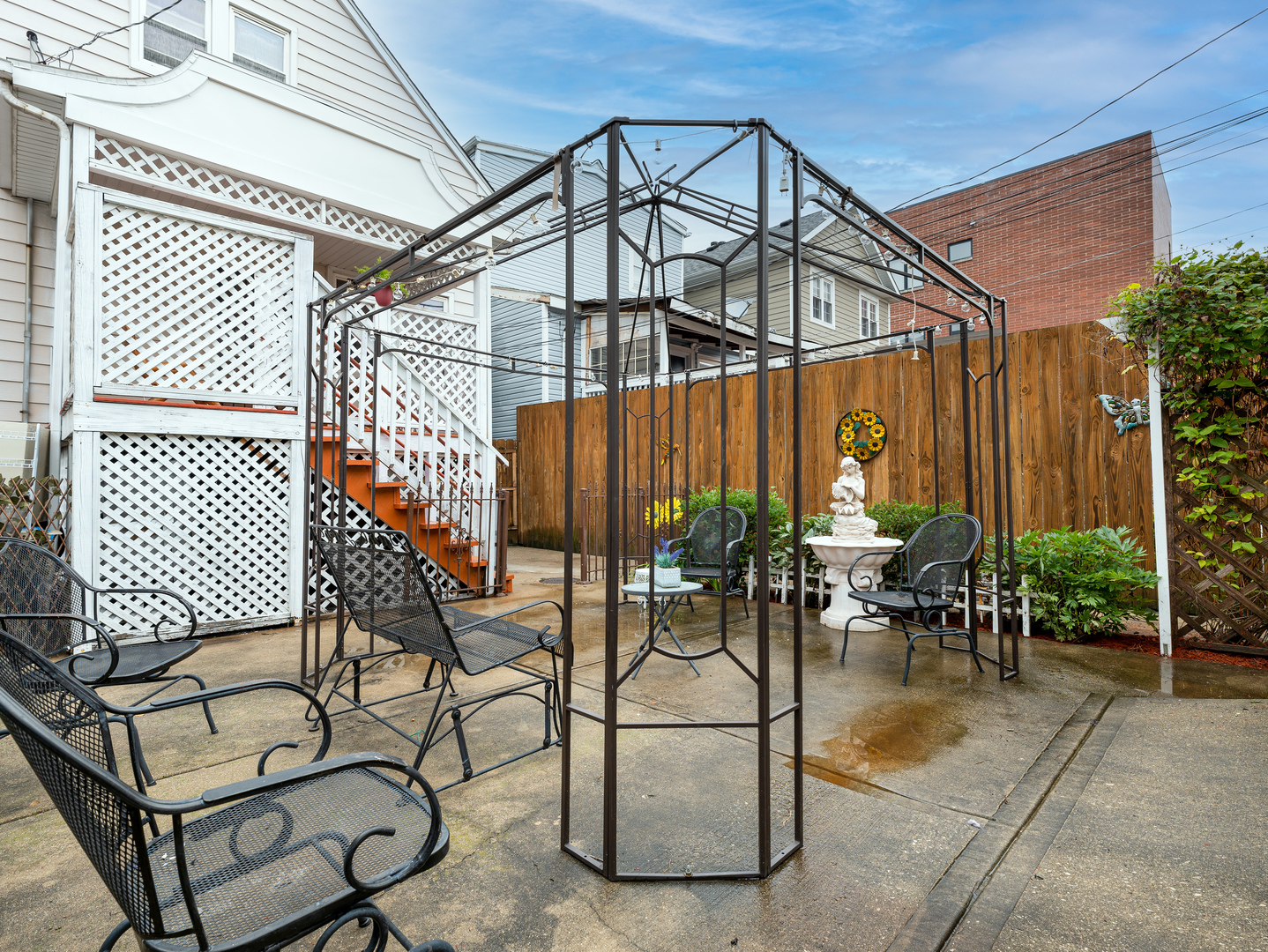 2541 W Moffat Street