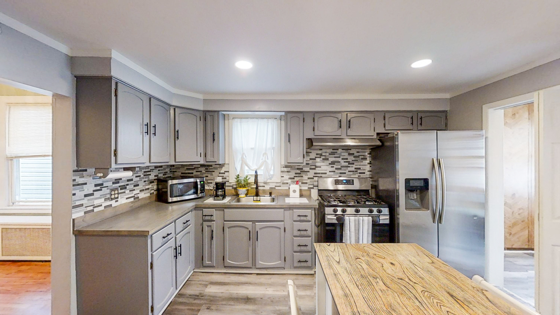 2541 W Moffat Street