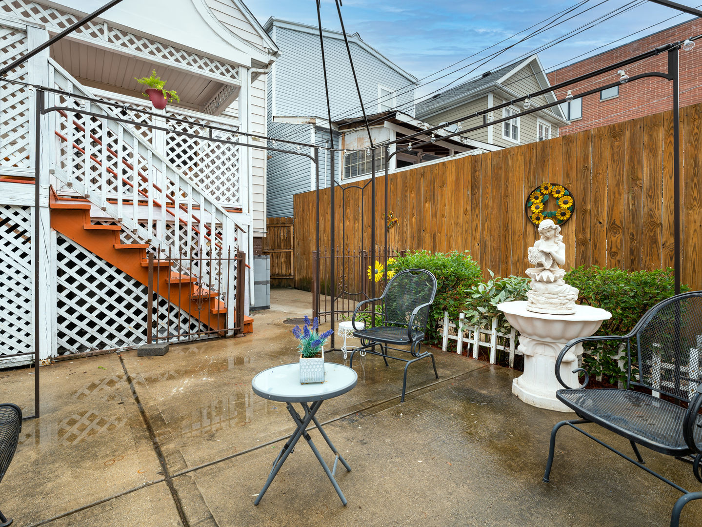 2541 W Moffat Street