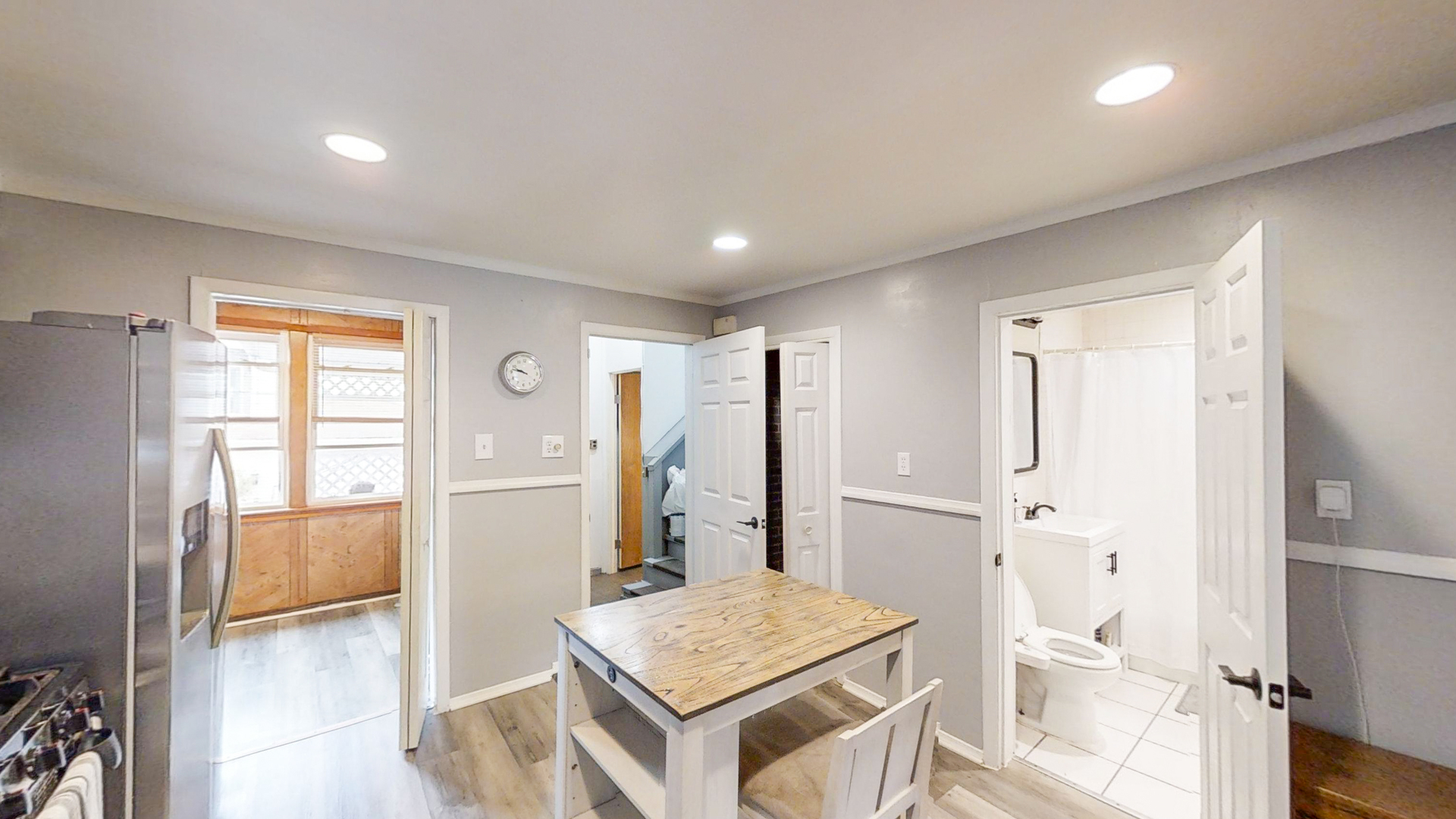 2541 W Moffat Street