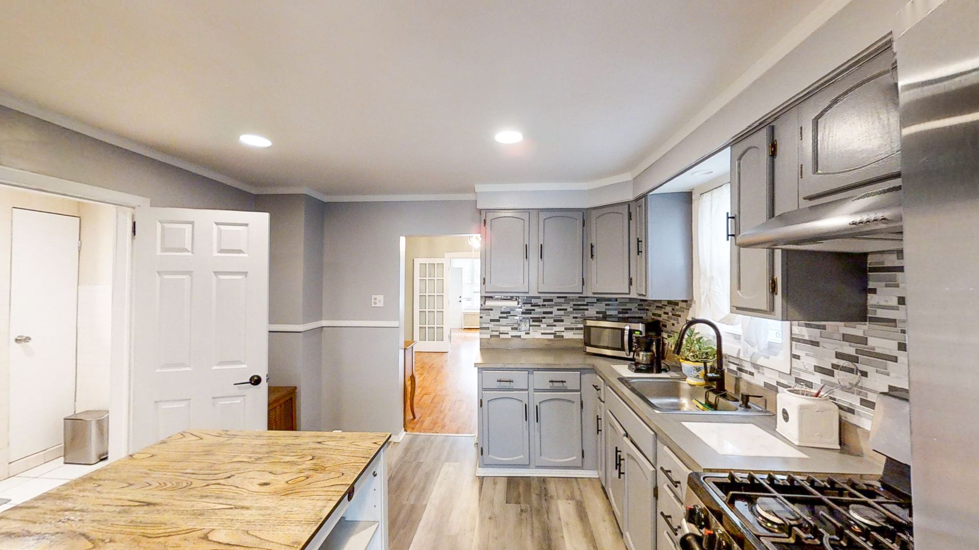 2541 W Moffat Street