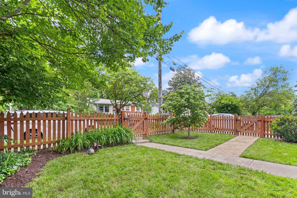 2502 HAYDEN DRIVE