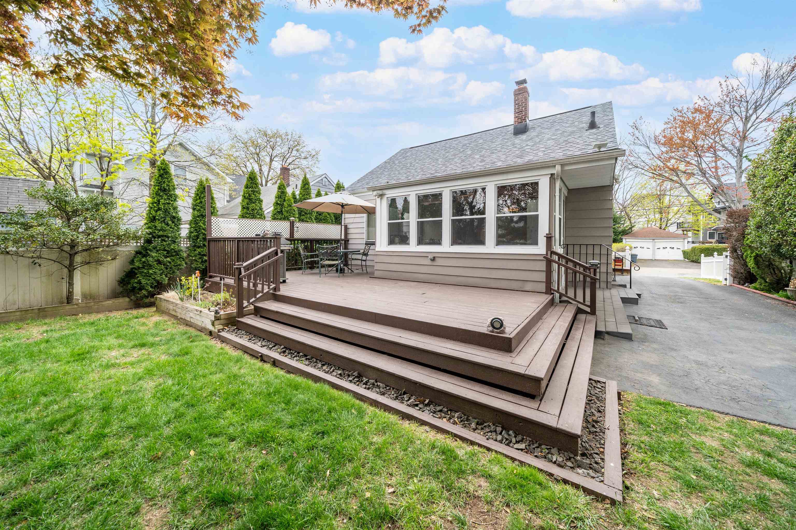 11 HUGHES ST