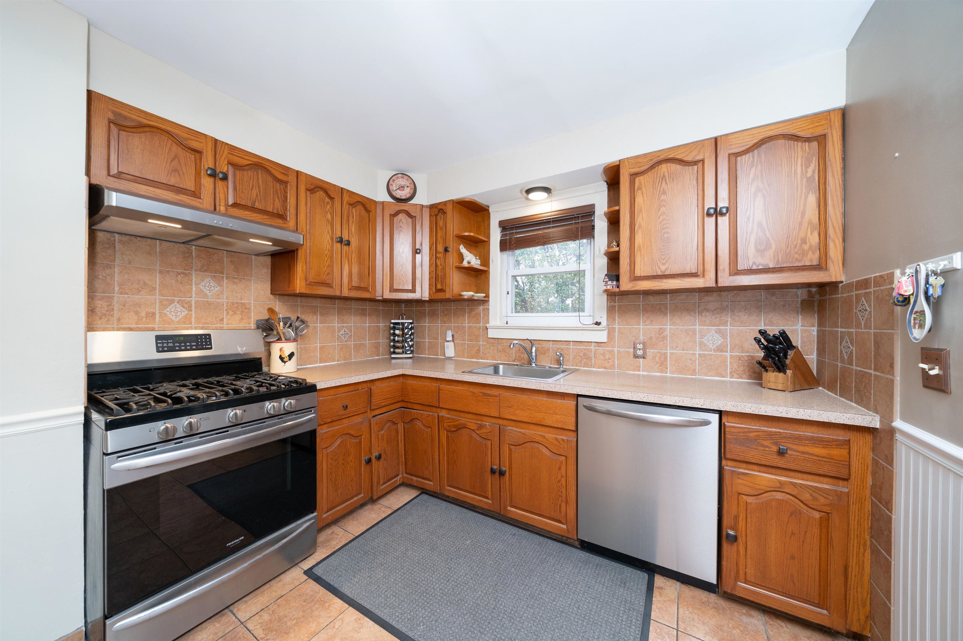 11 HUGHES ST