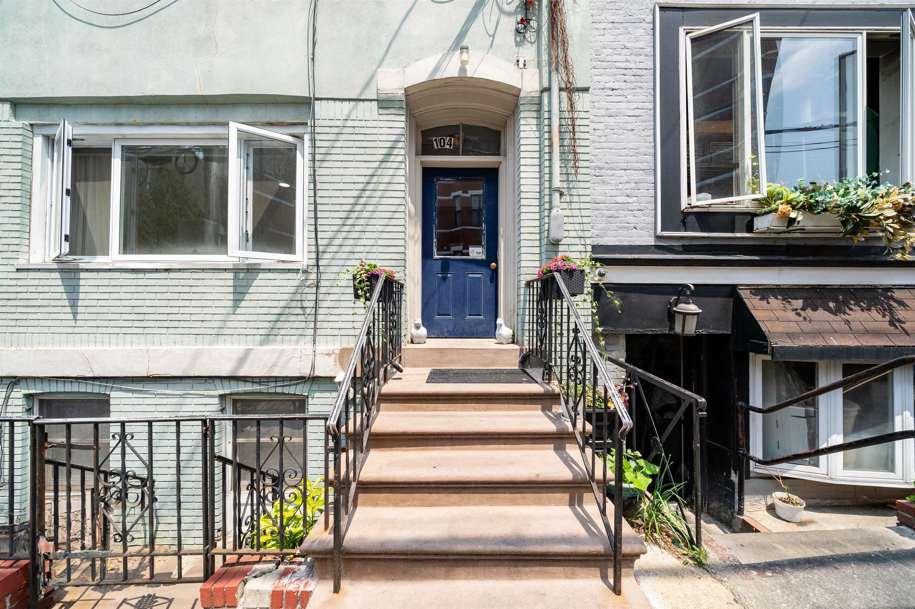 104 6TH ST Unit: 2
