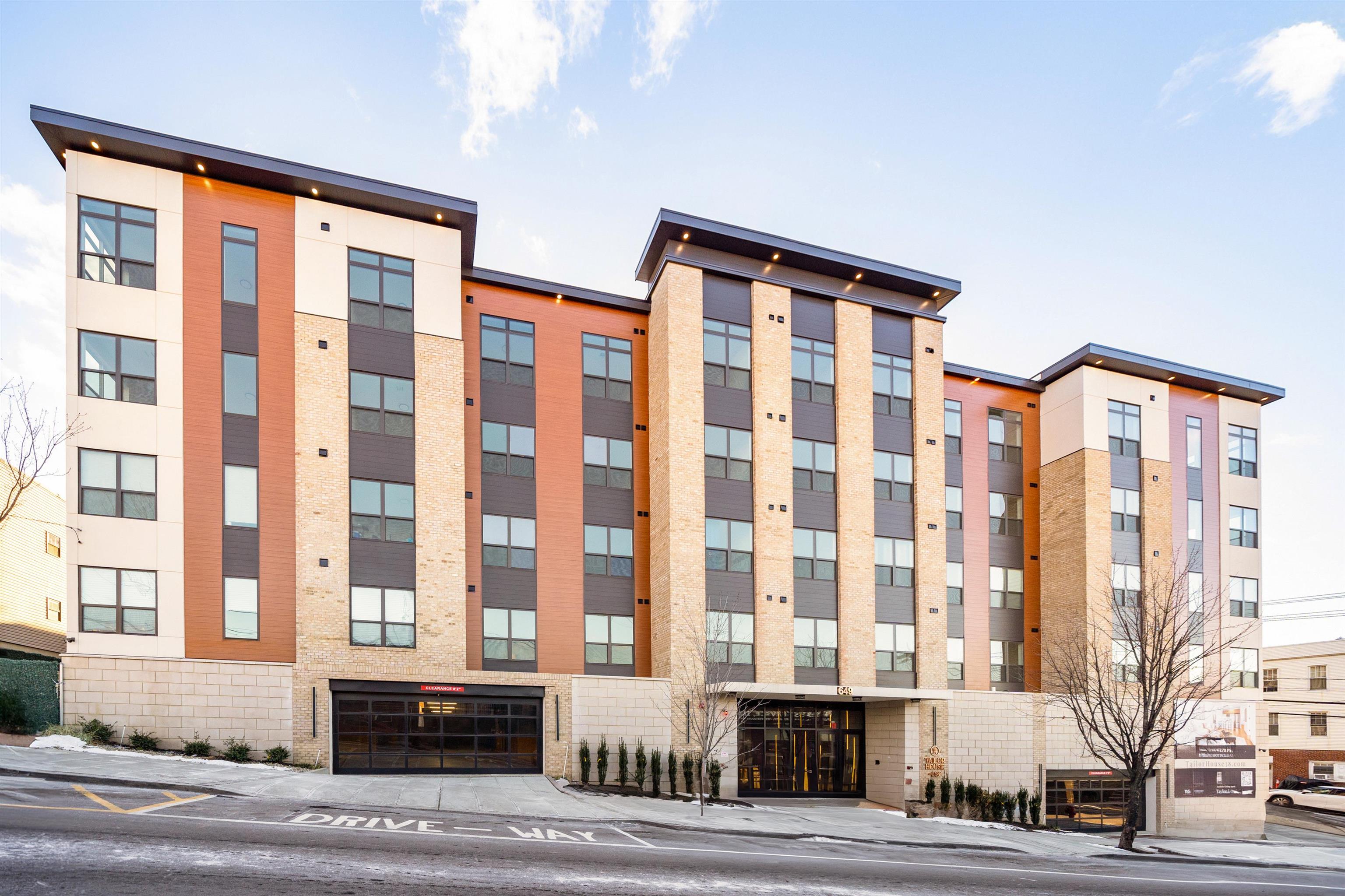 649 38TH ST Unit: 305