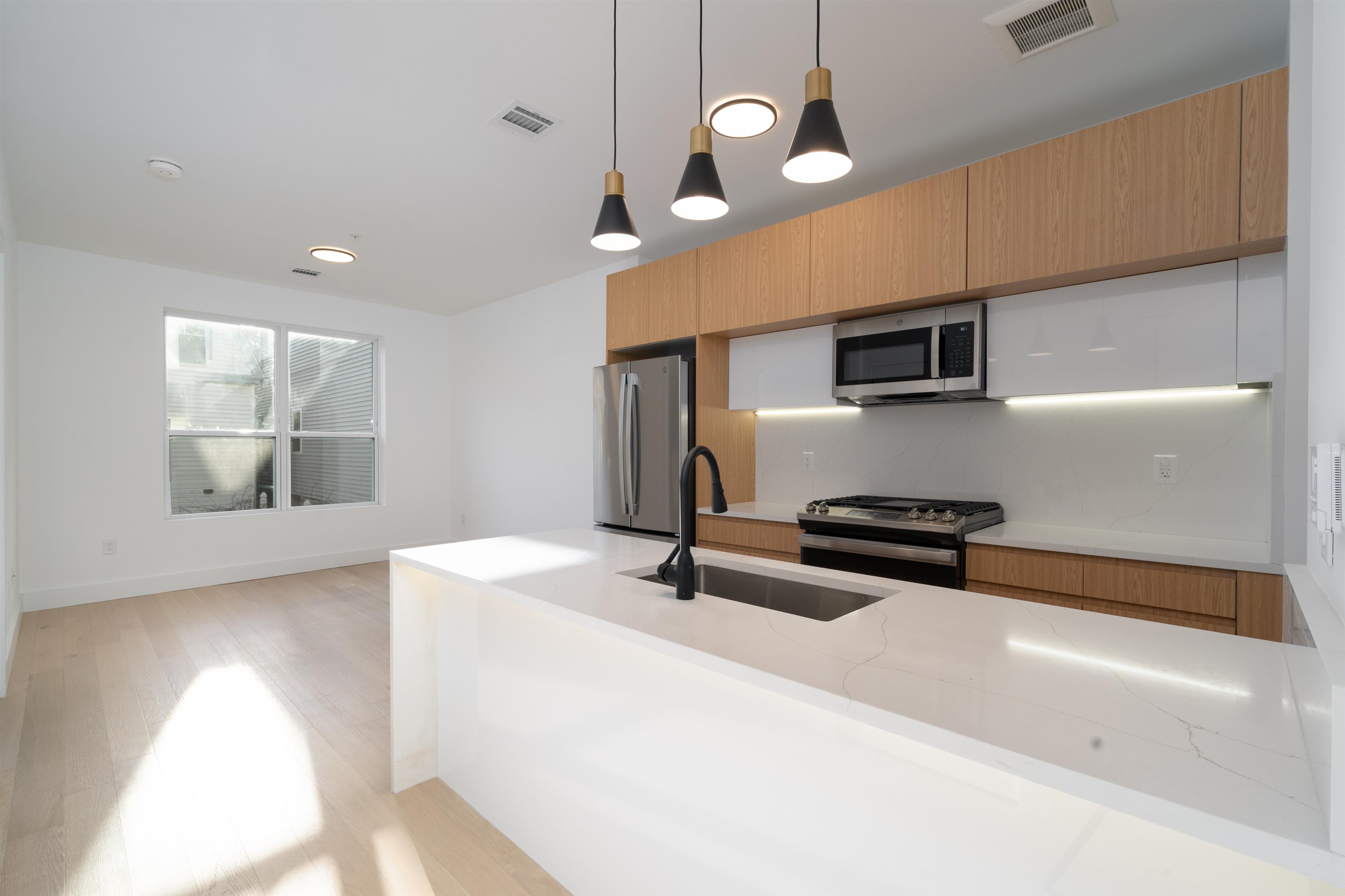 649 38TH ST Unit: 305