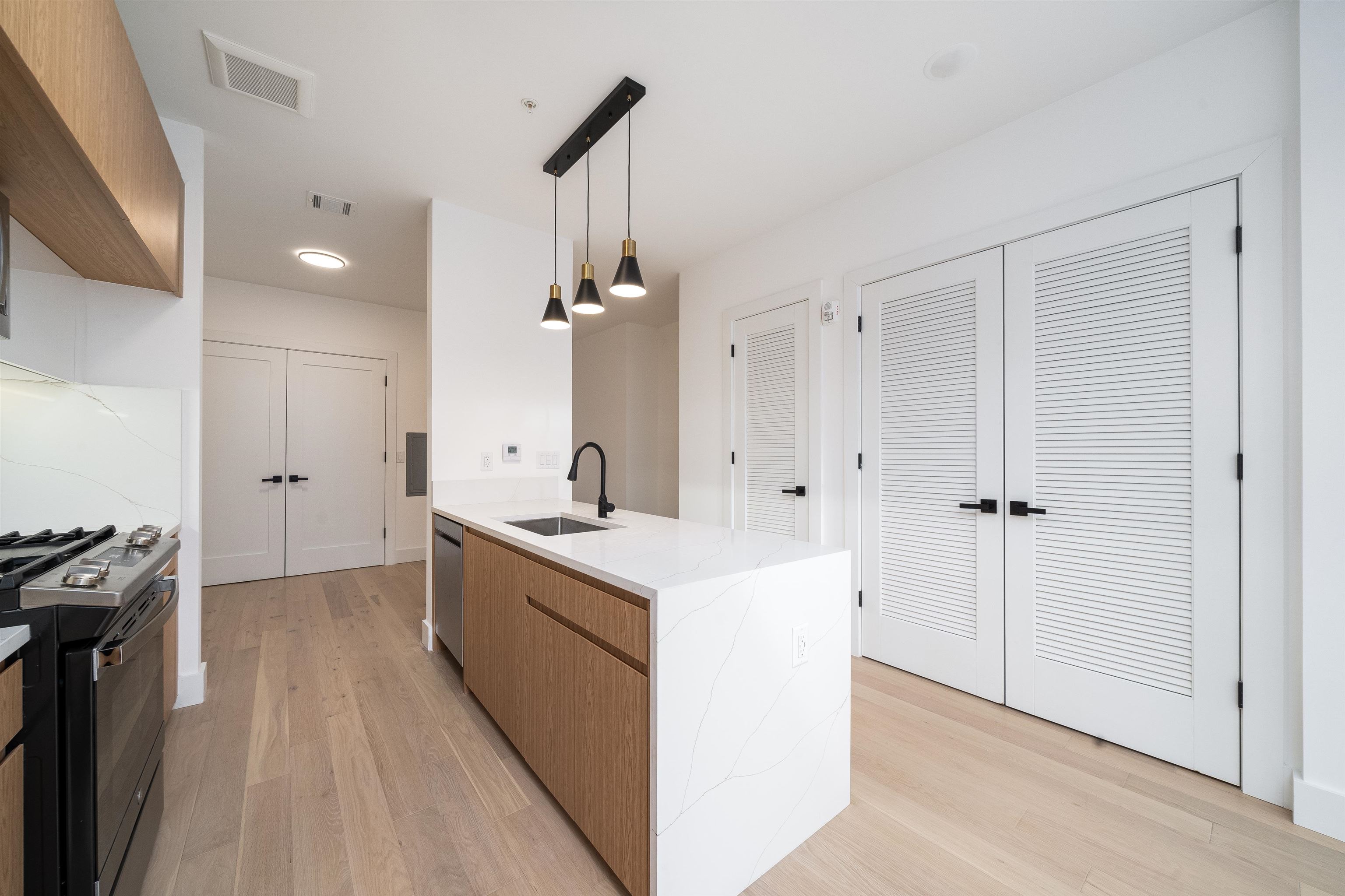 649 38TH ST Unit: 305