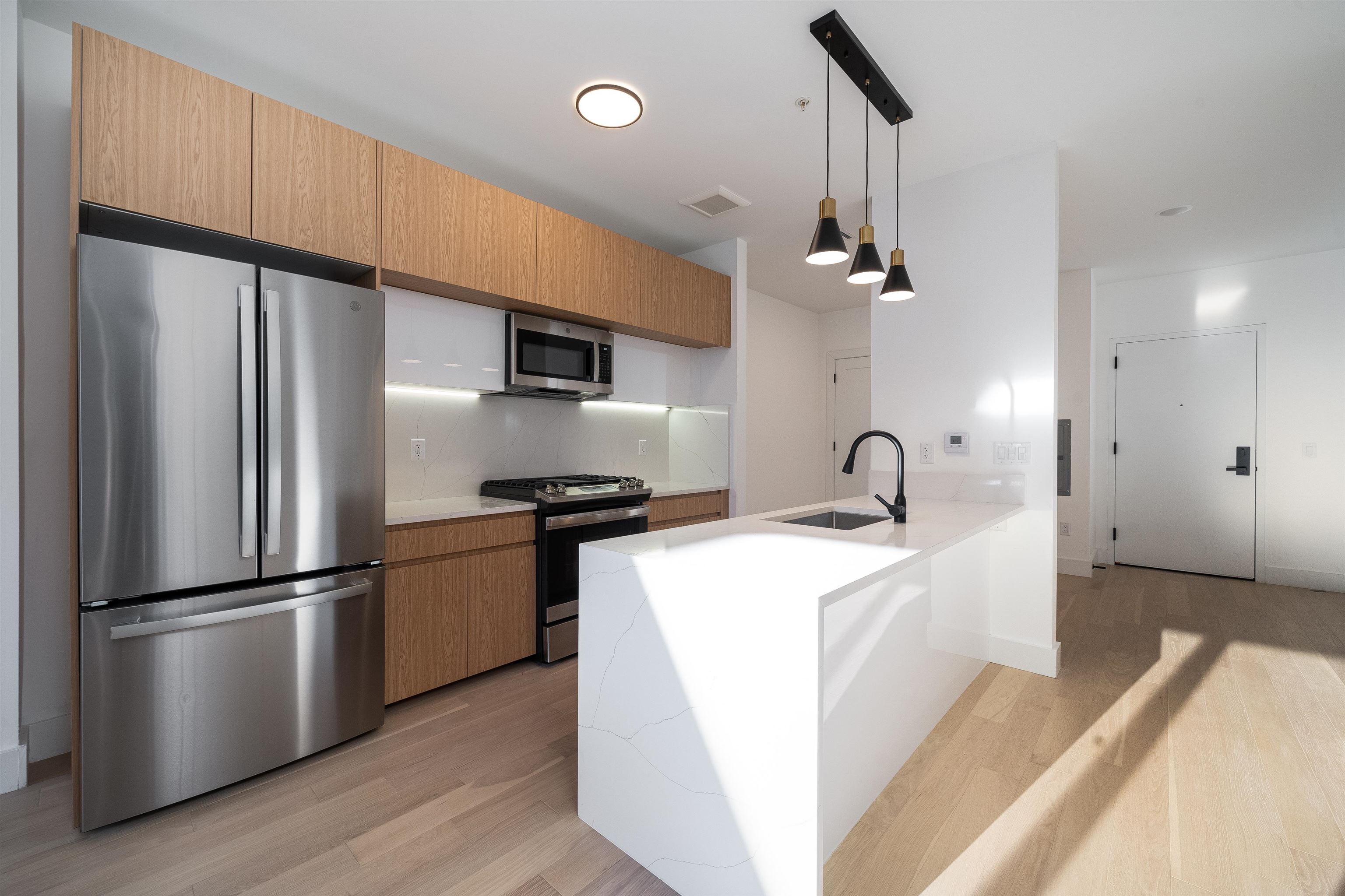 649 38TH ST Unit: 305