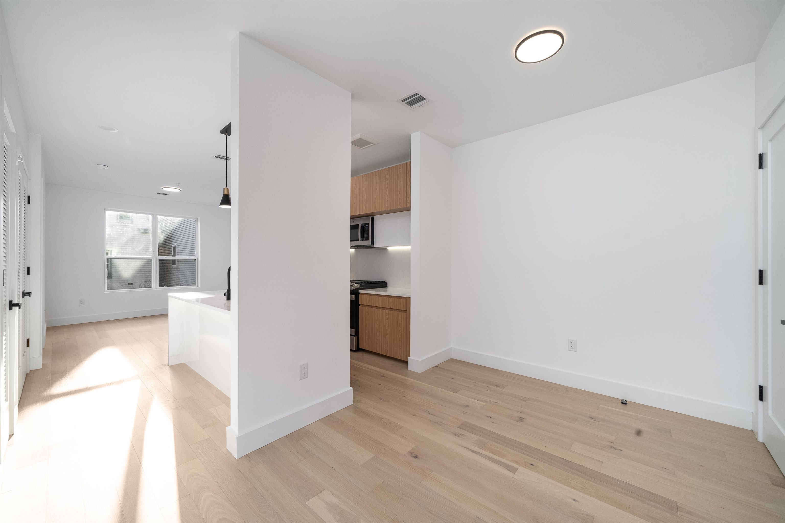 649 38TH ST Unit: 305