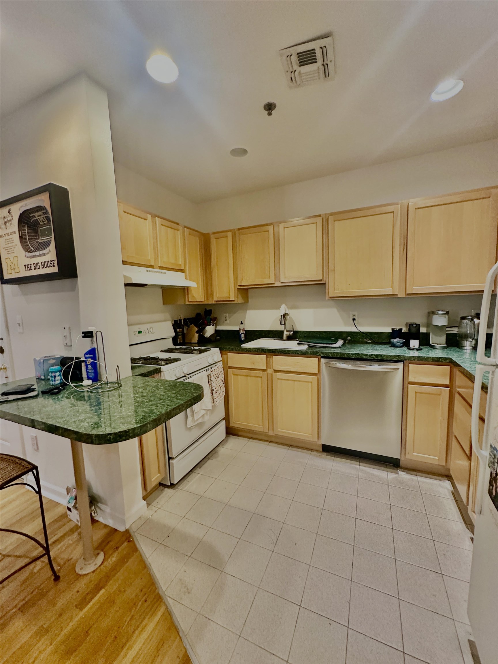 536 GRAND ST Unit: 201
