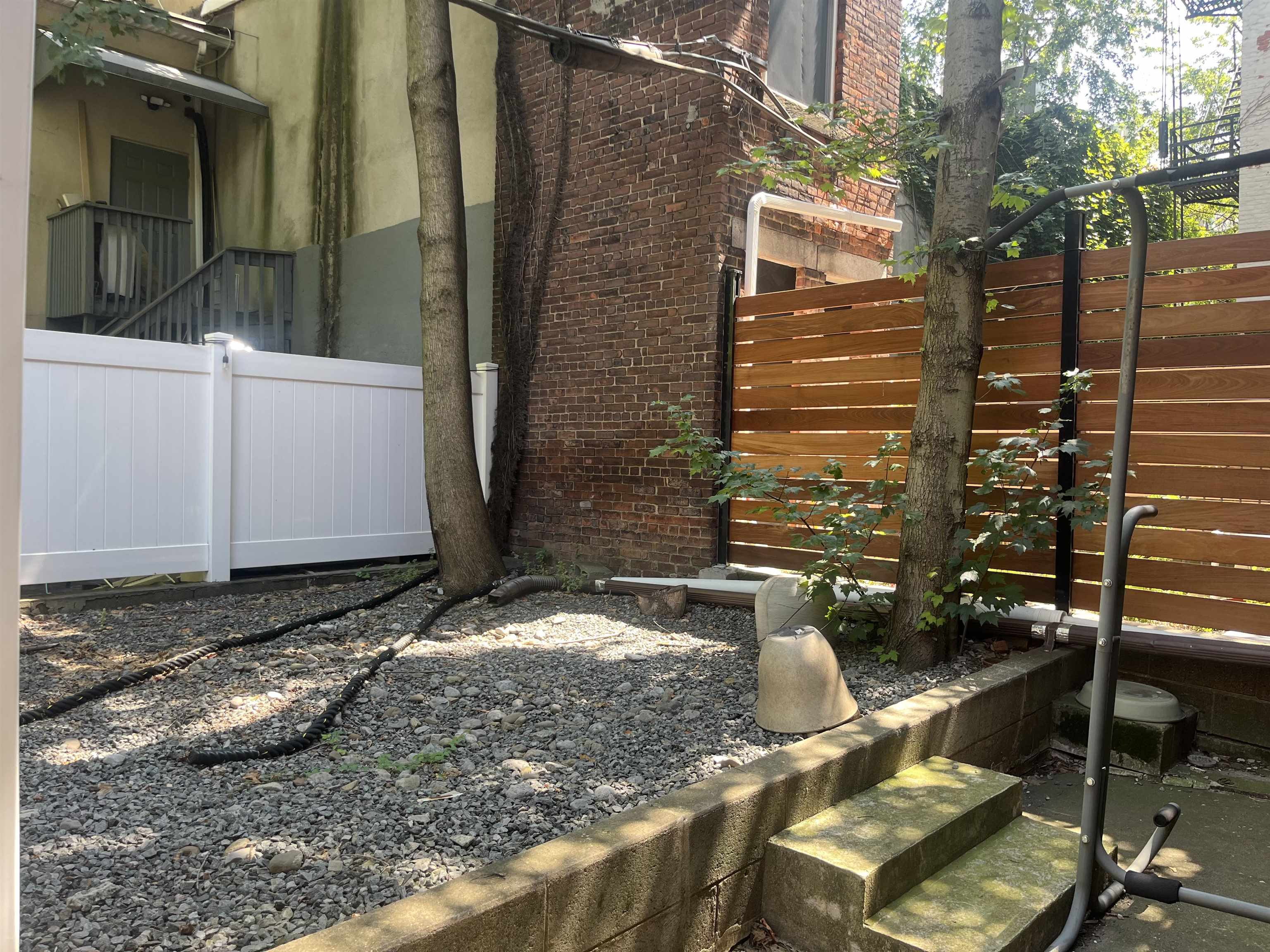 543 BLOOMFIELD ST Unit: 1R