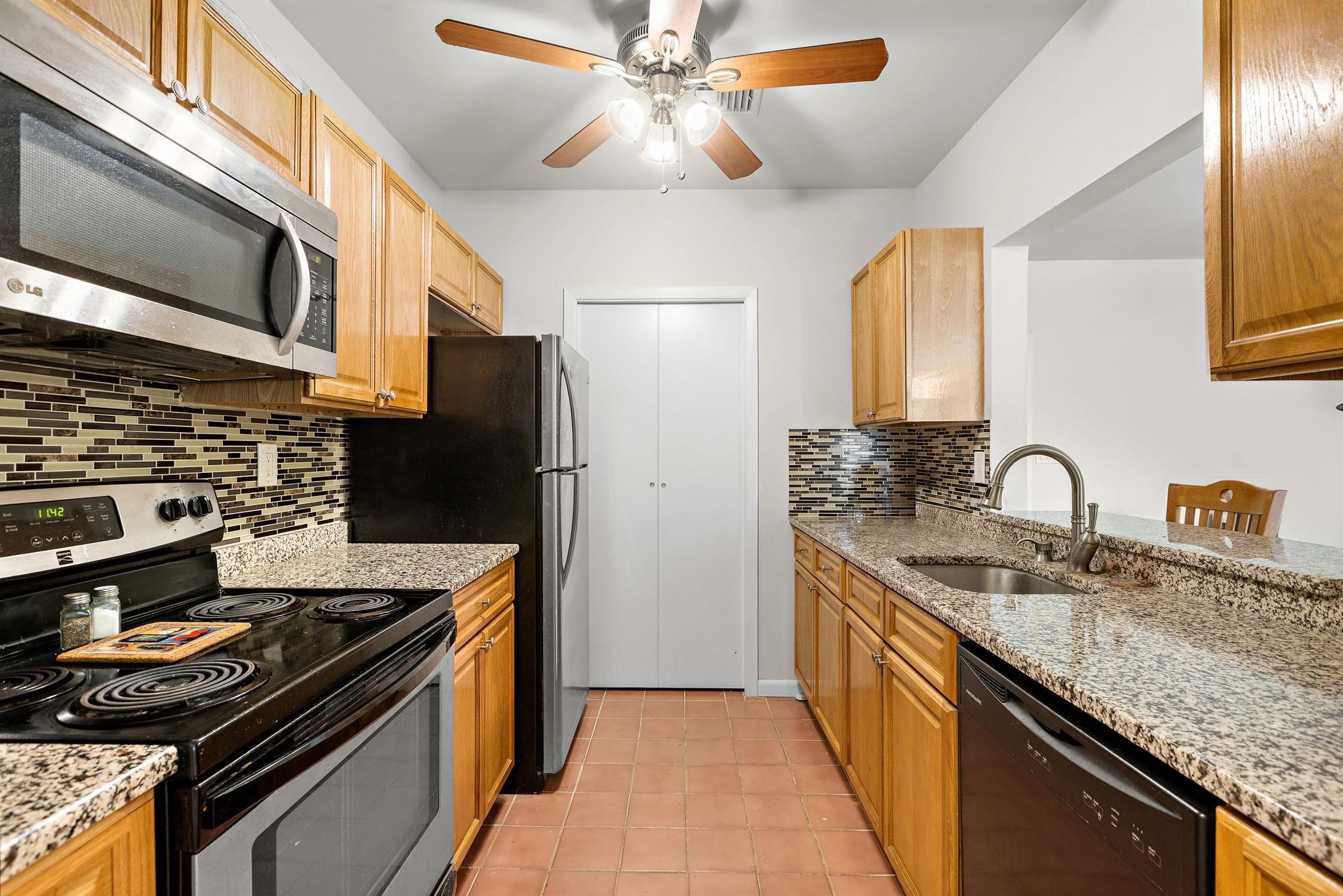 200 PATERSON AVE Unit: 1E