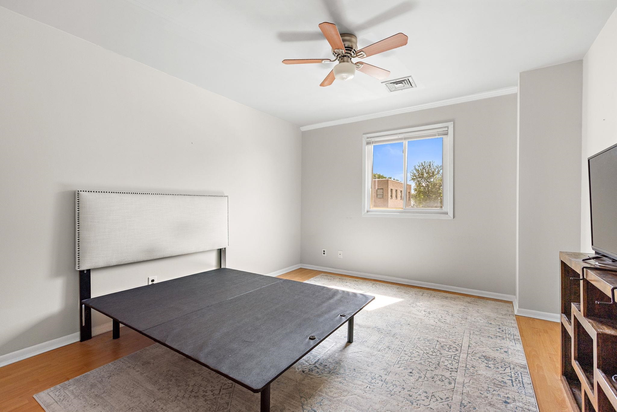 200 PATERSON AVE Unit: 1E