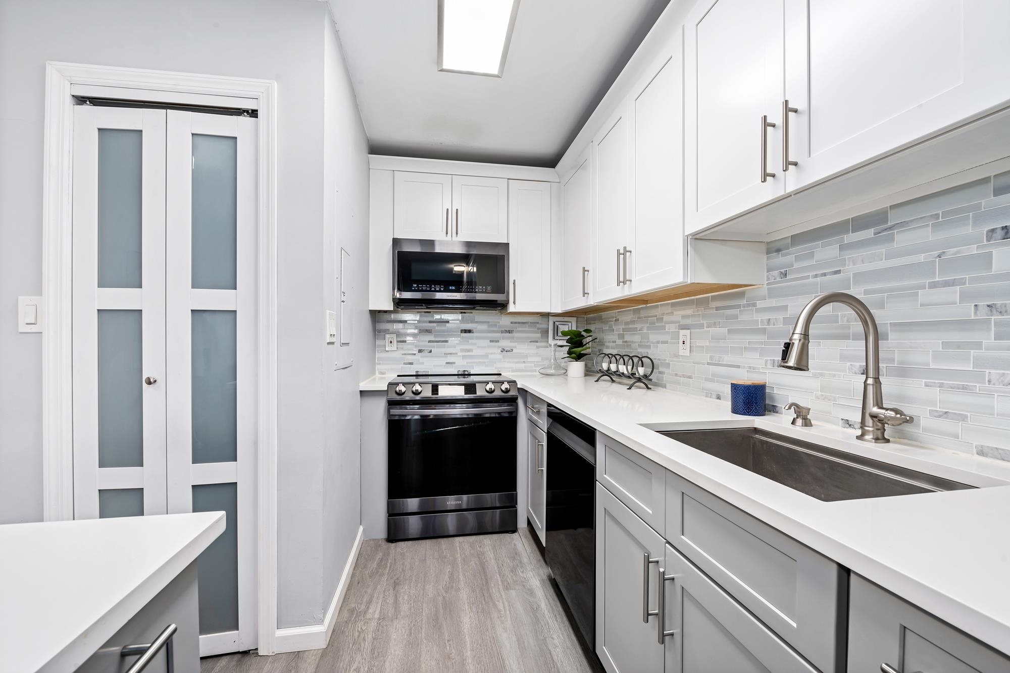 300 NEWARK ST Unit: 6