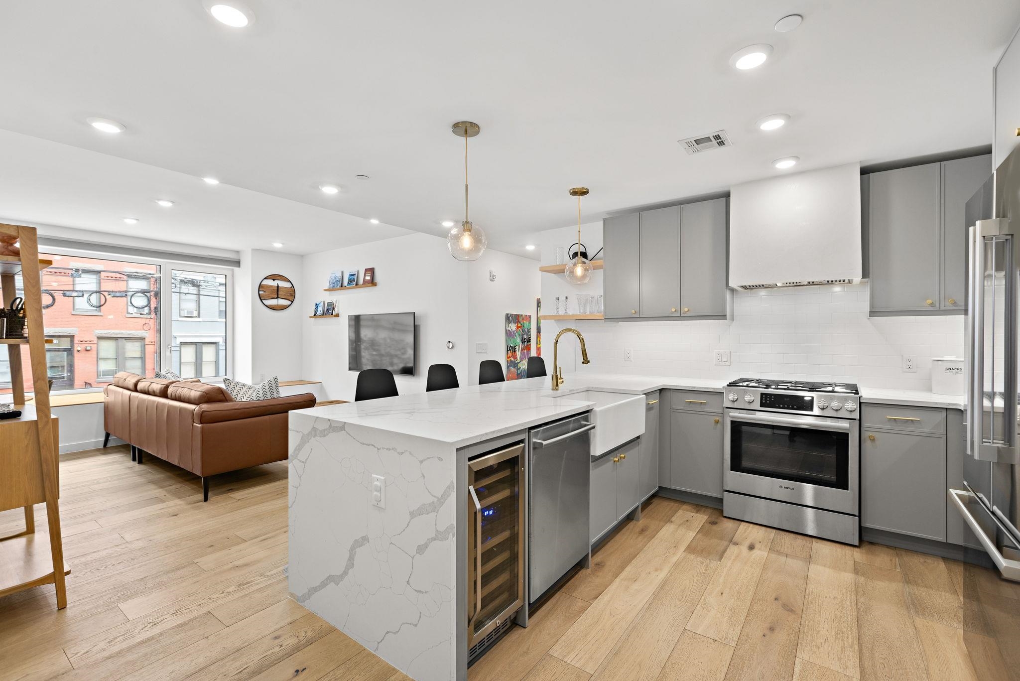 830 PARK AVE Unit: 201