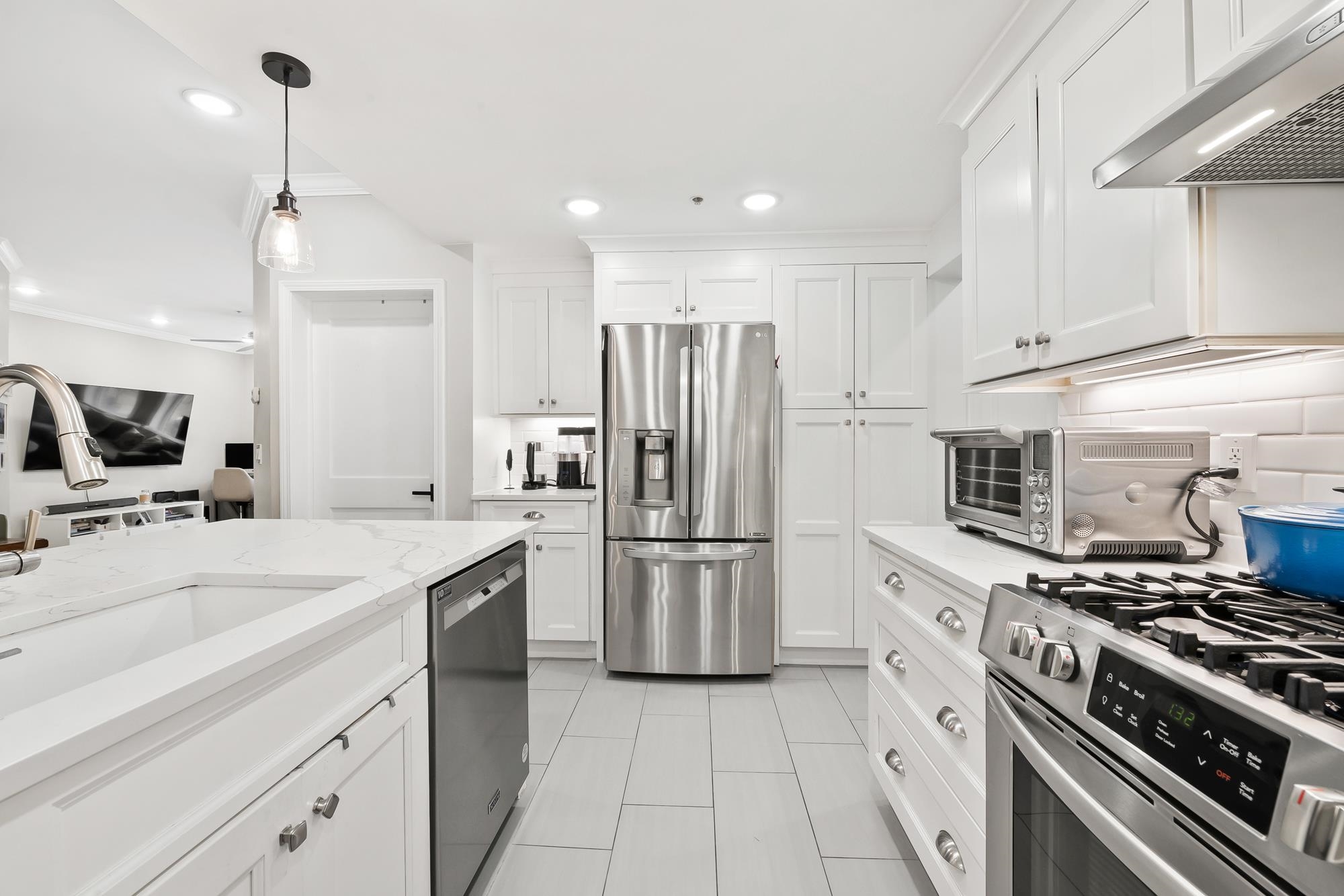 510 MONROE ST Unit: 206