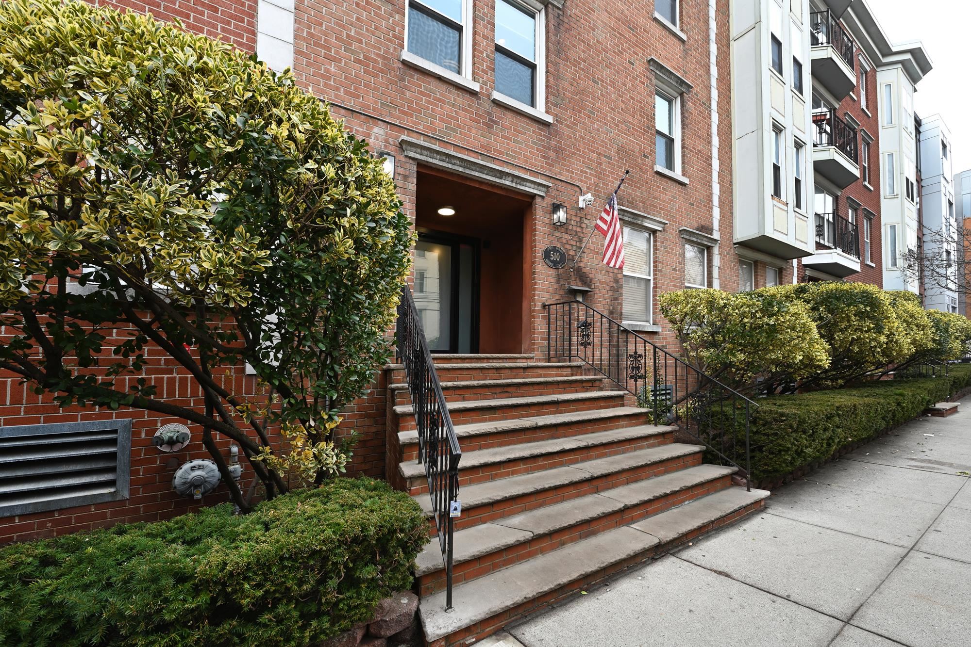 510 MONROE ST Unit: 206