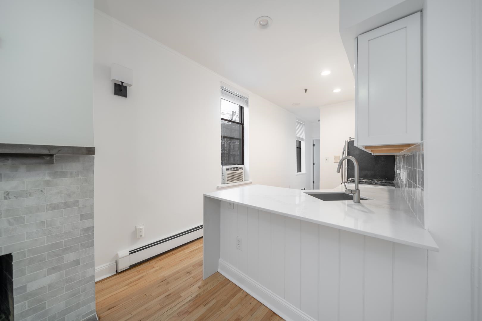 132 MADISON ST Unit: 1R