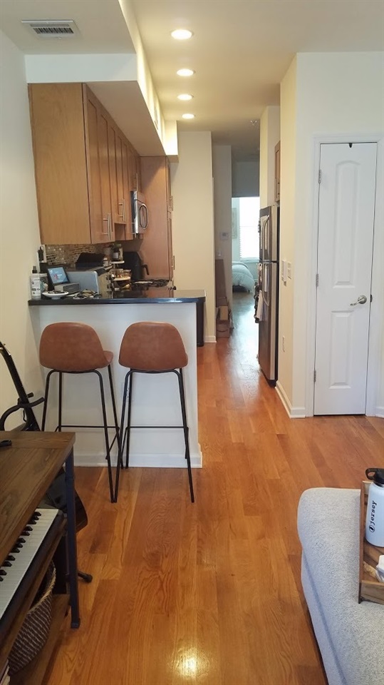 525 ADAMS ST Unit: 4L