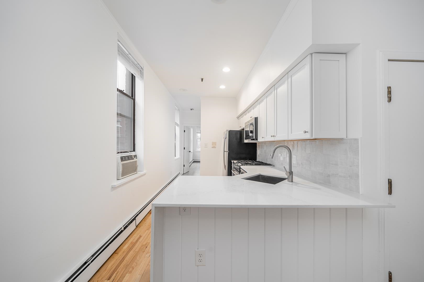 132 MADISON ST Unit: 1R