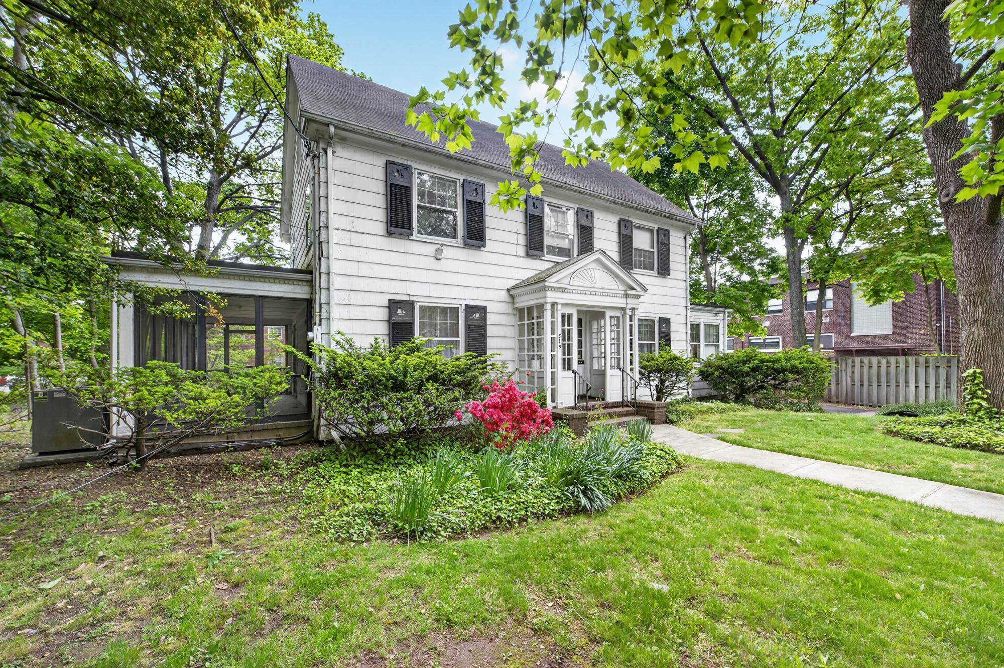 817-823 ROANOKE AVE