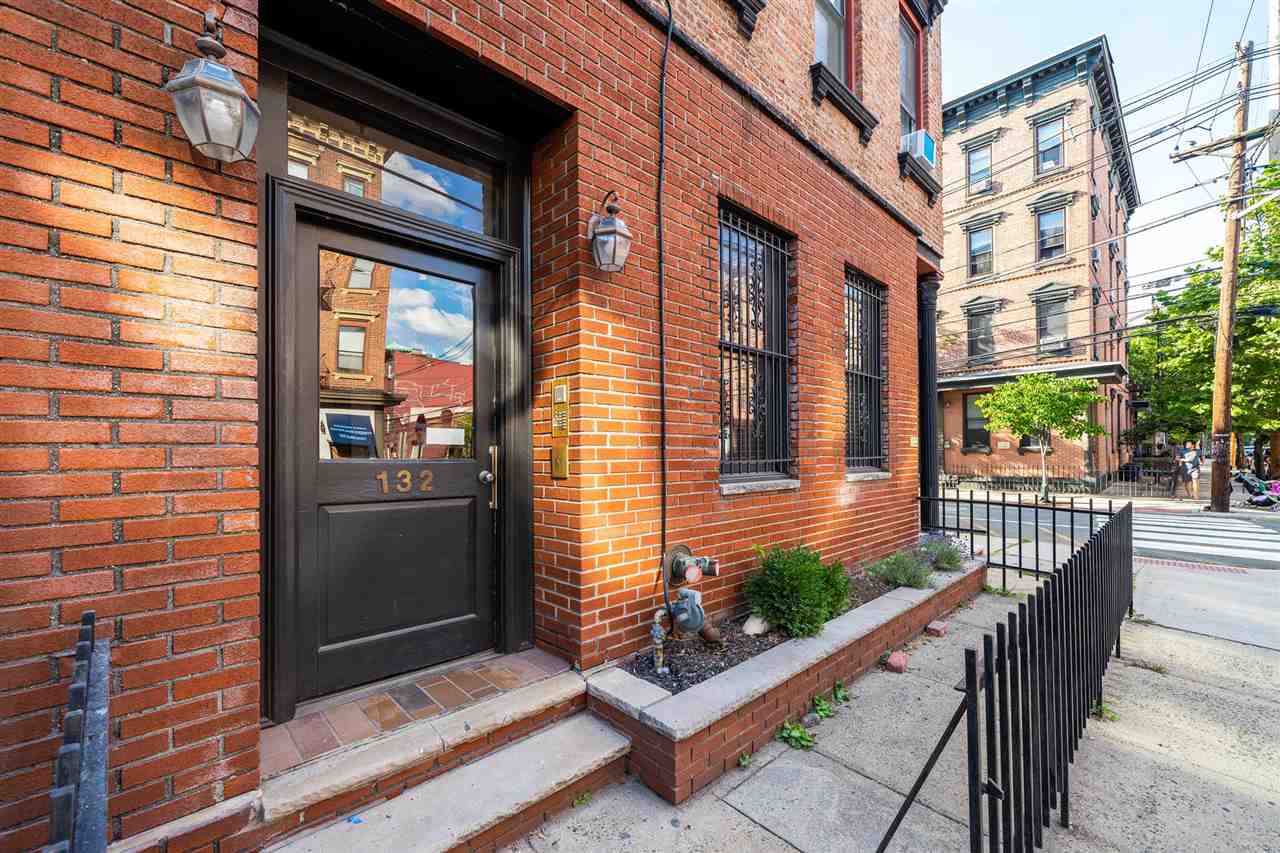 132 MADISON ST Unit: 2R
