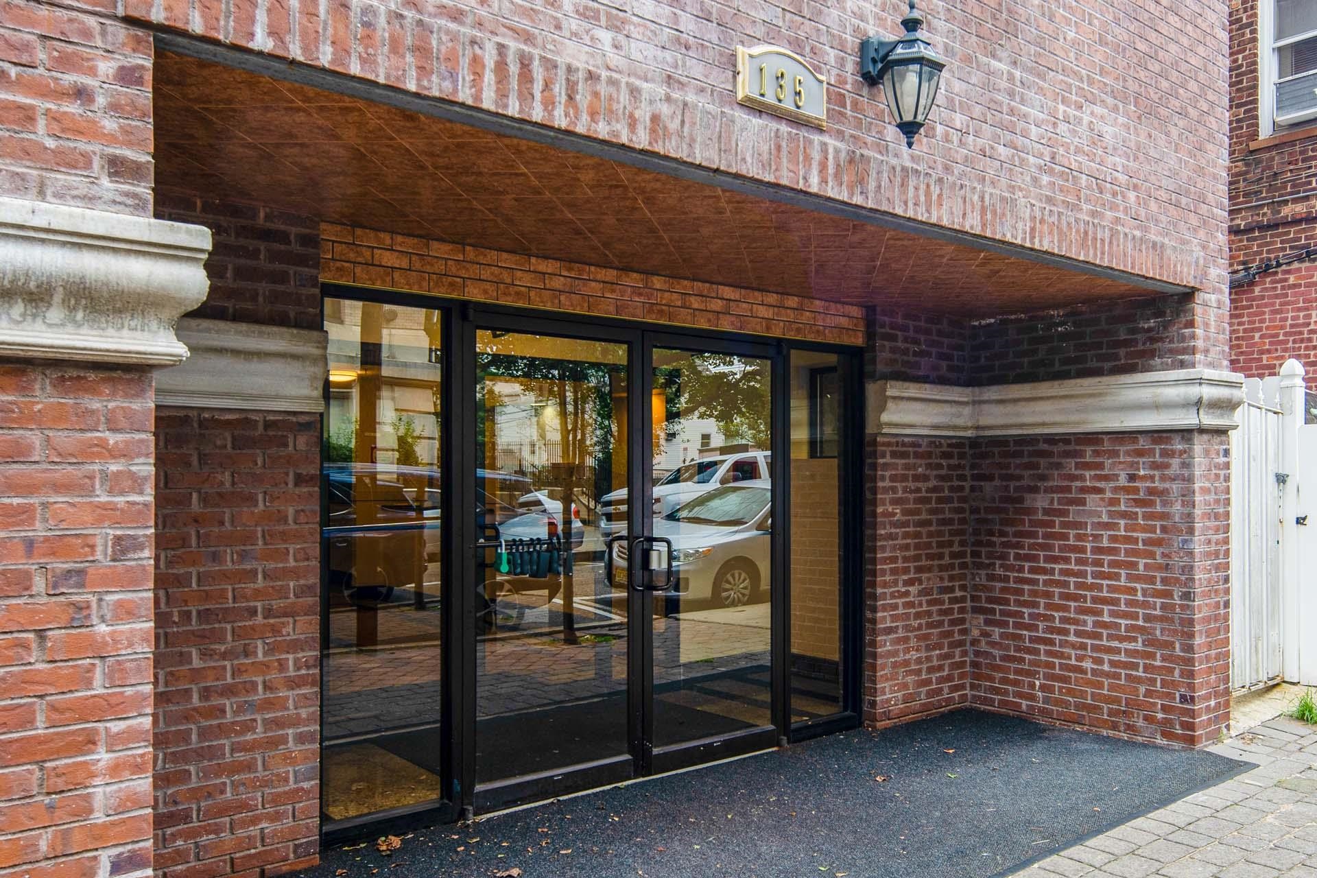 135 38TH ST Unit: 507