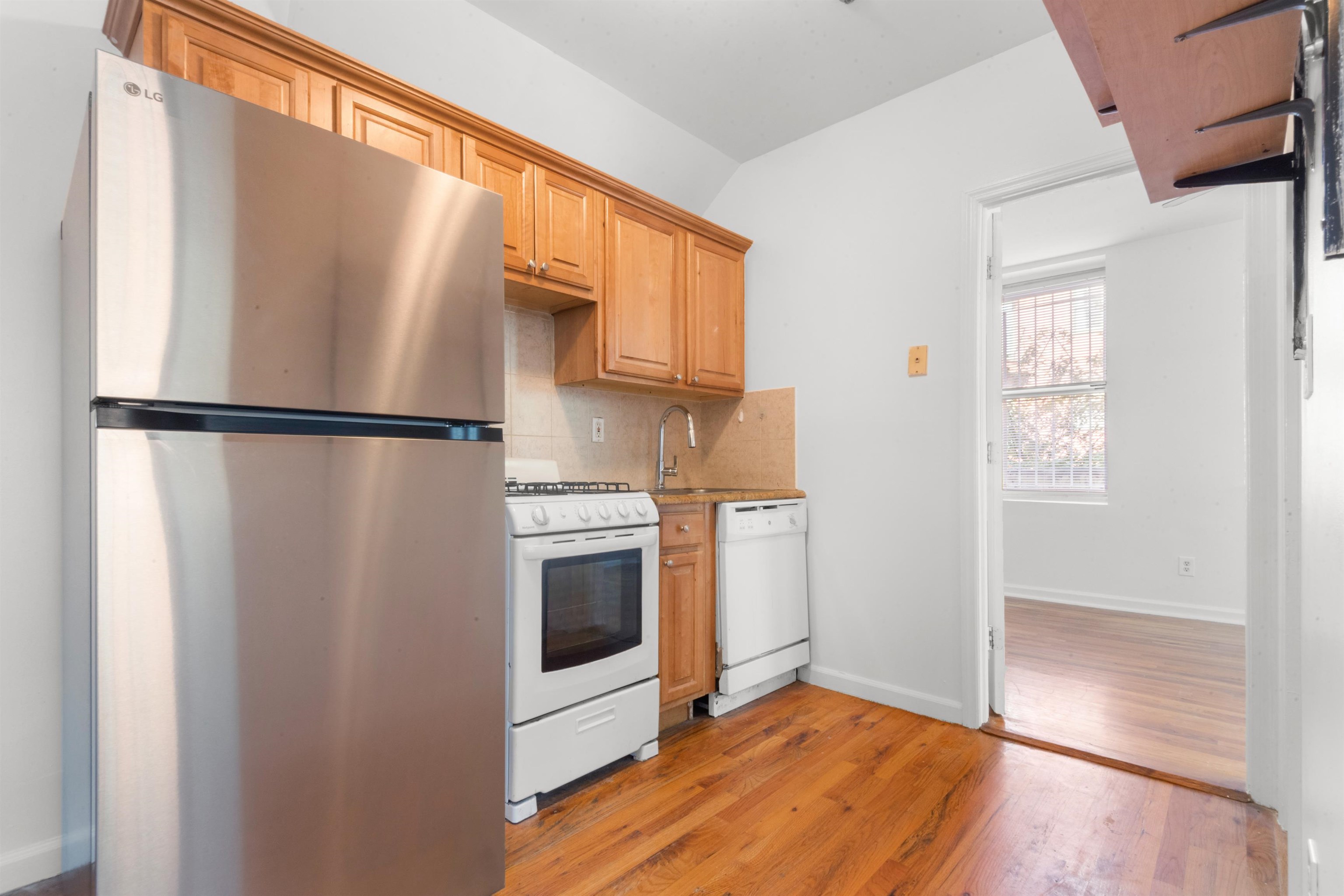734 ADAMS ST Unit: 1B