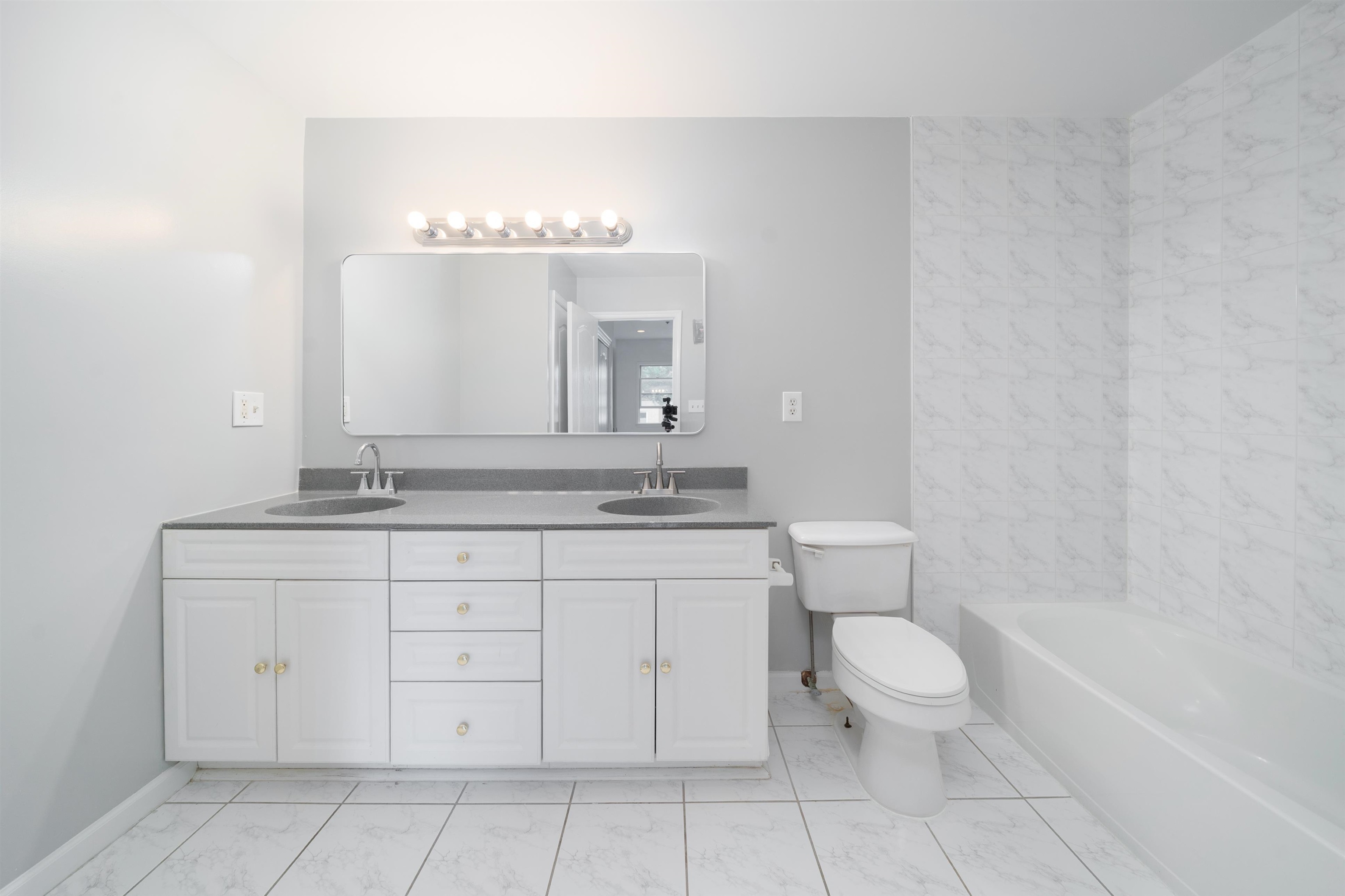 109 JACKSON ST Unit: 4E