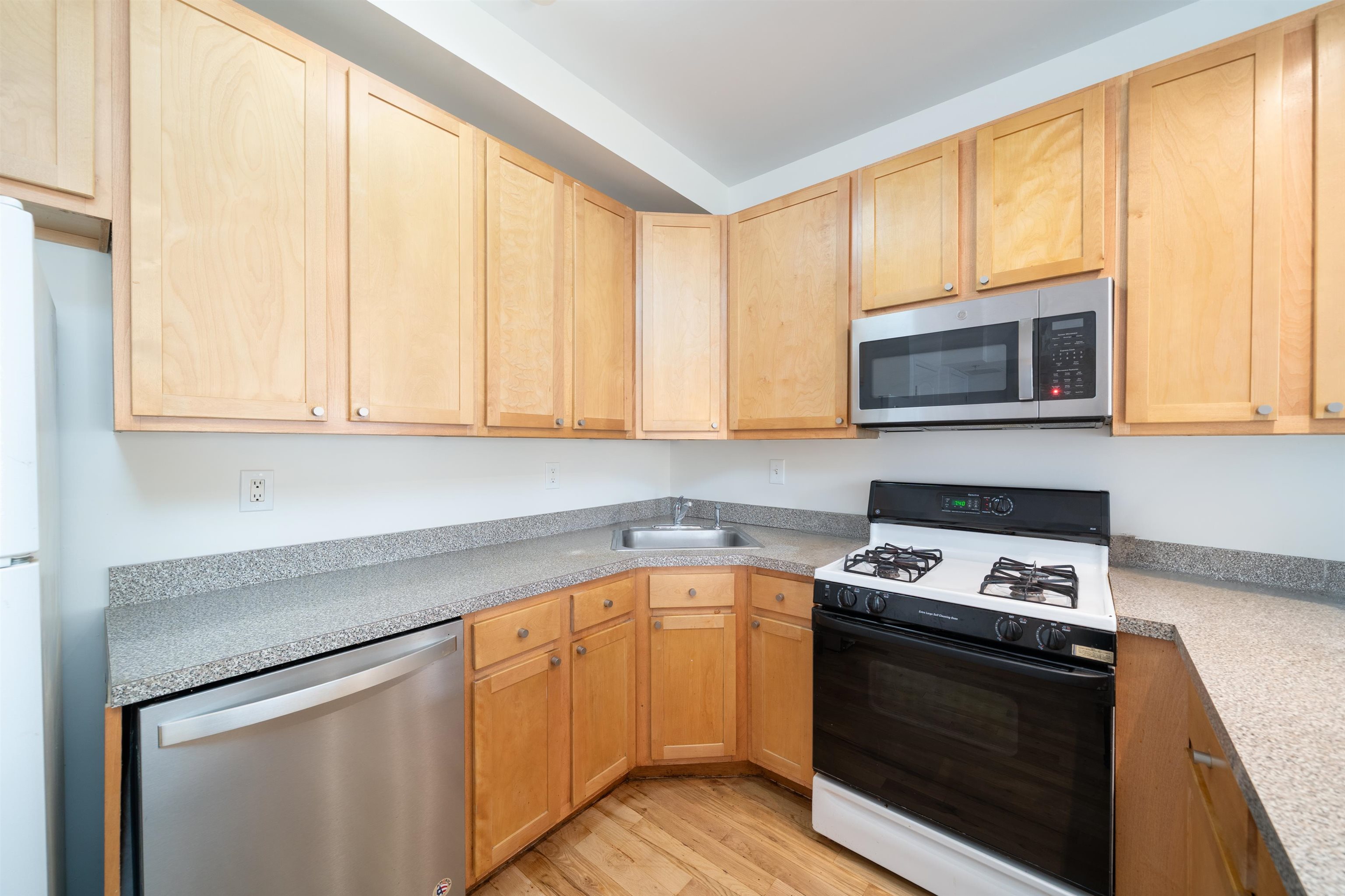 109 JACKSON ST Unit: 4E