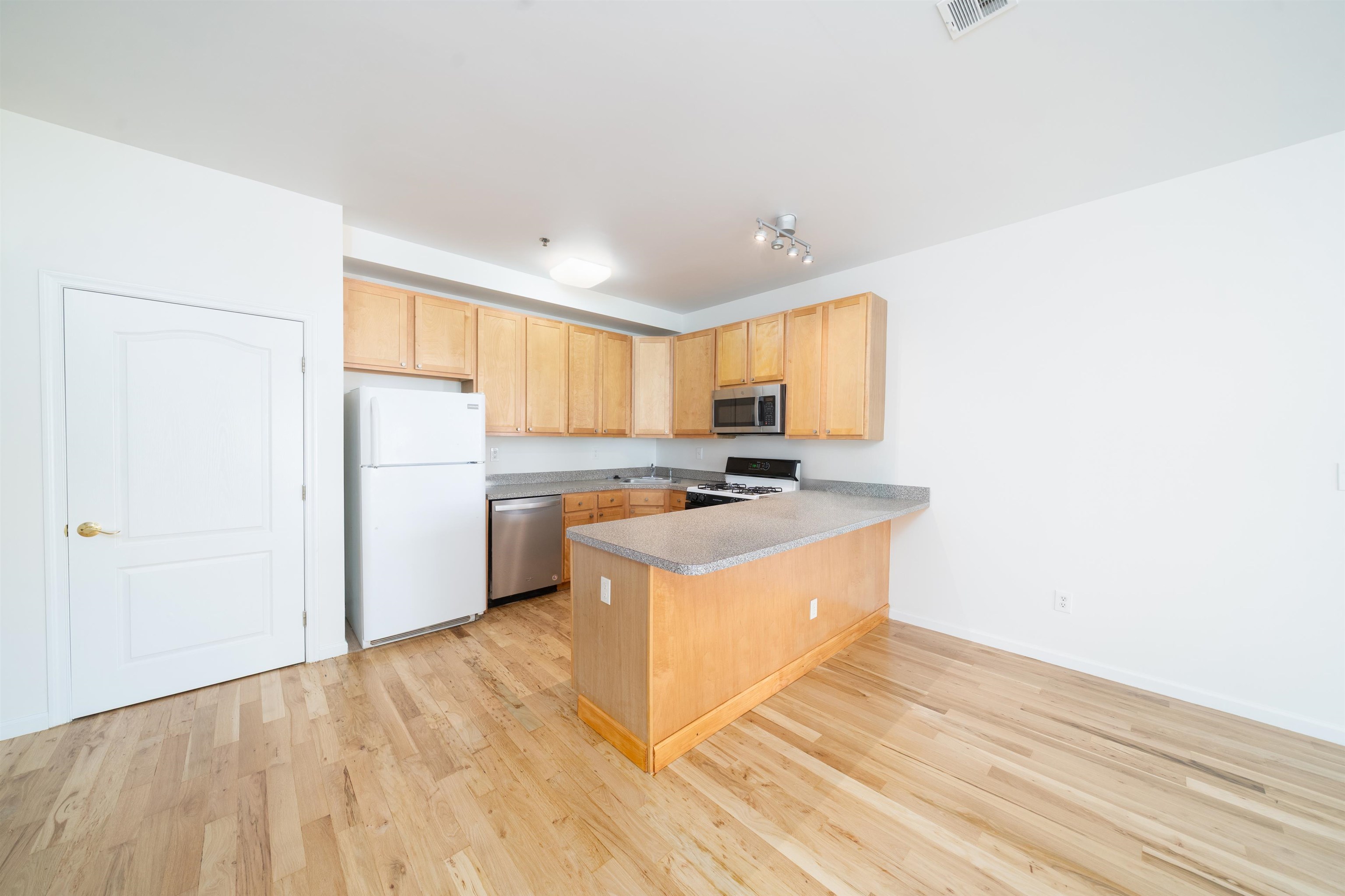 109 JACKSON ST Unit: 4E