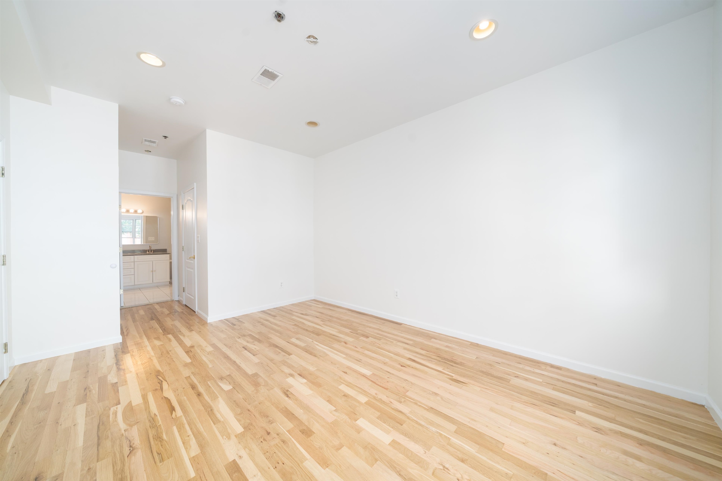109 JACKSON ST Unit: 4E