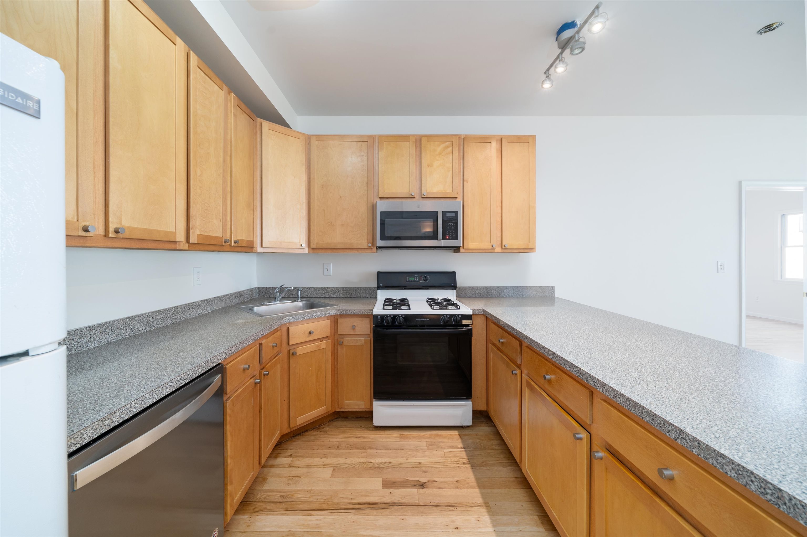 109 JACKSON ST Unit: 4E