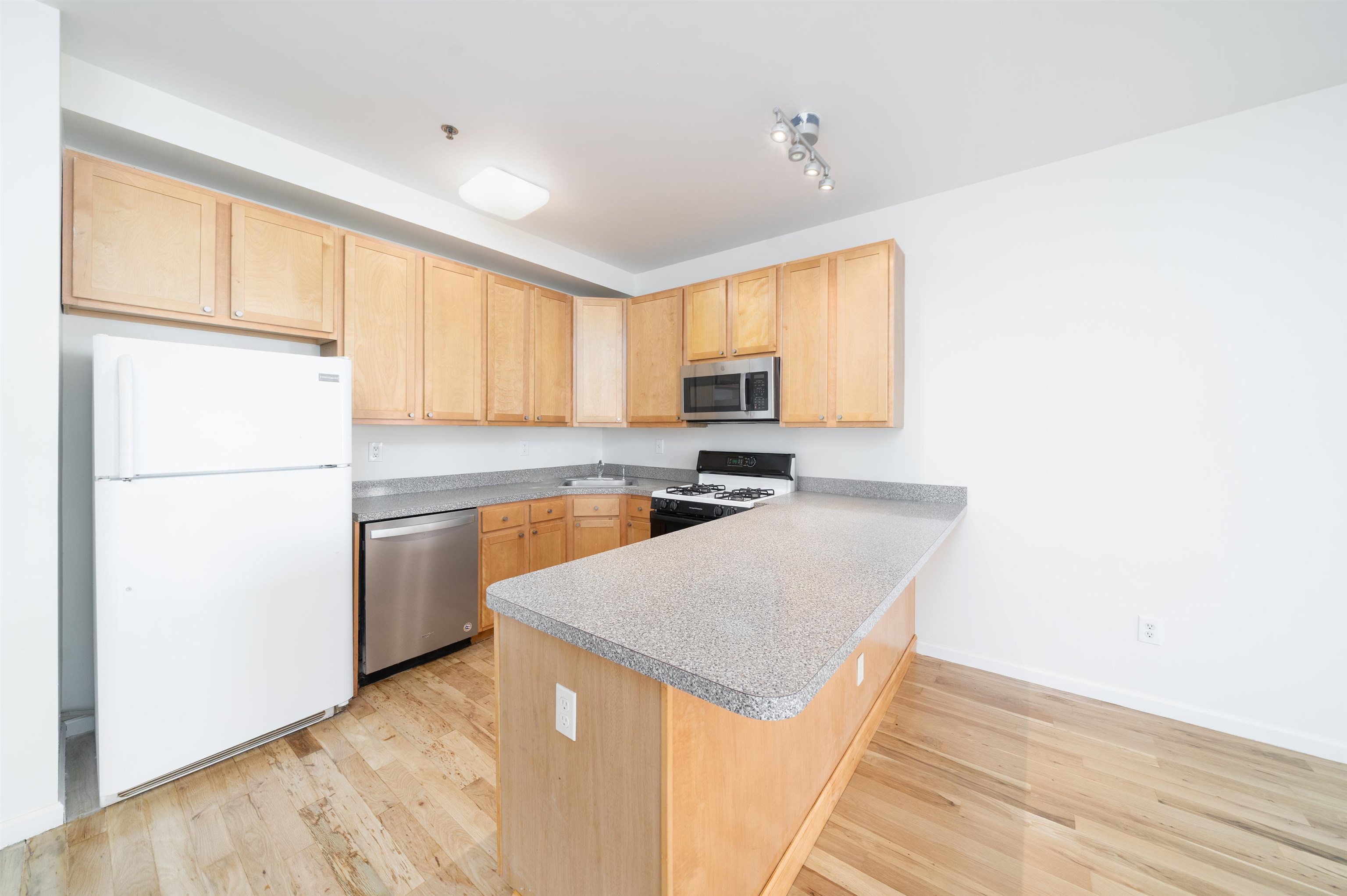 109 JACKSON ST Unit: 4E