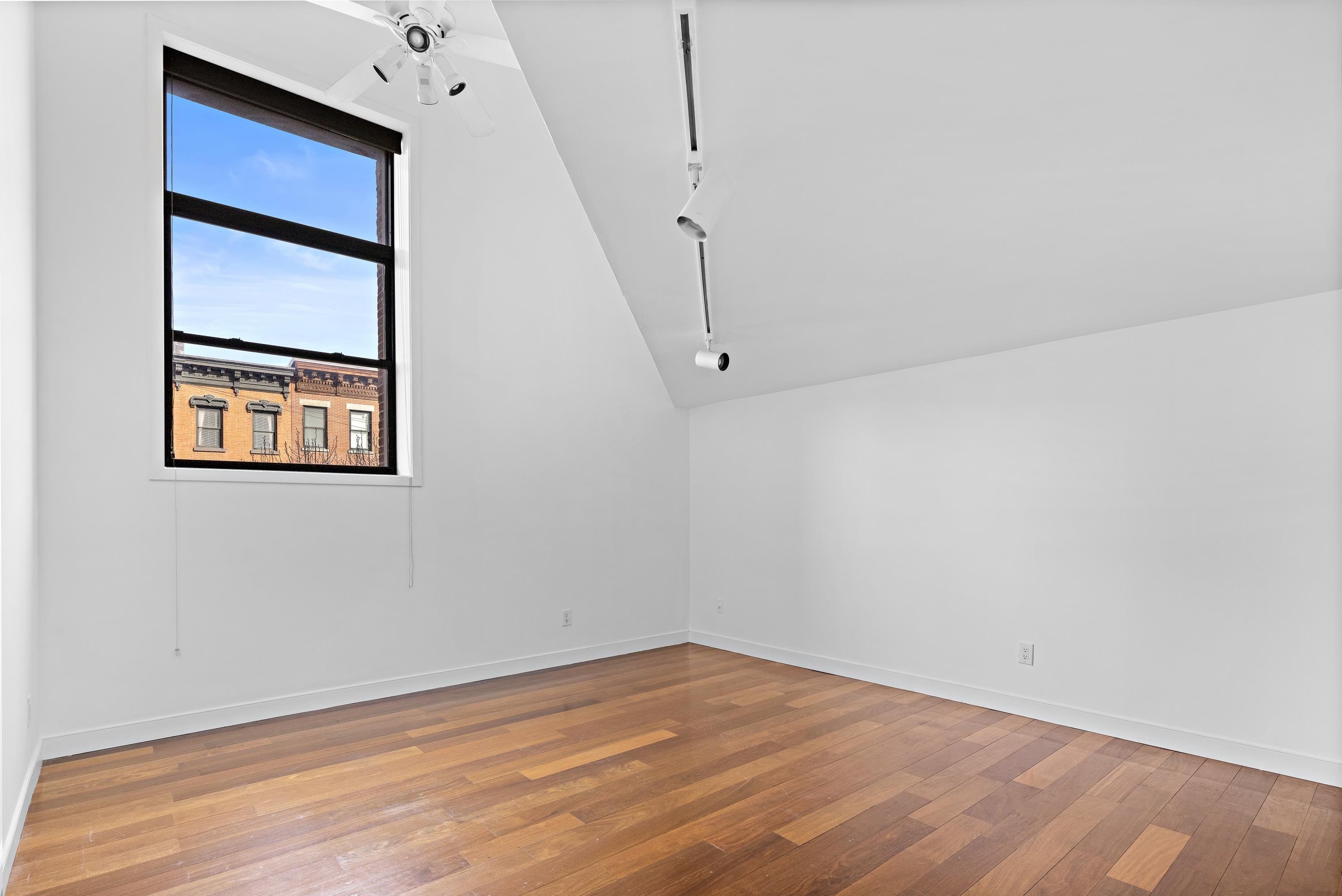 299 PAVONIA AVE Unit: 2-9
