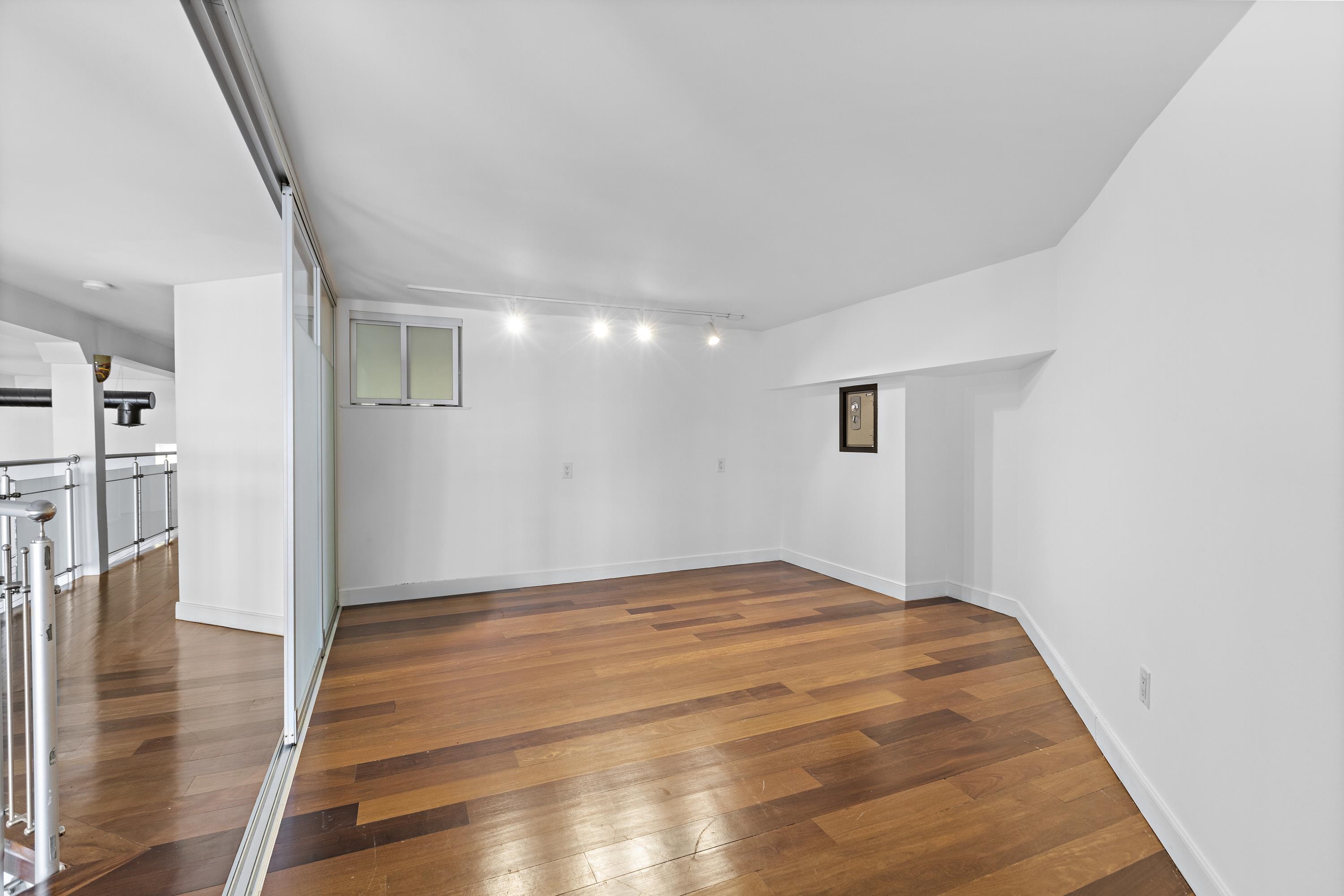 299 PAVONIA AVE Unit: 2-9