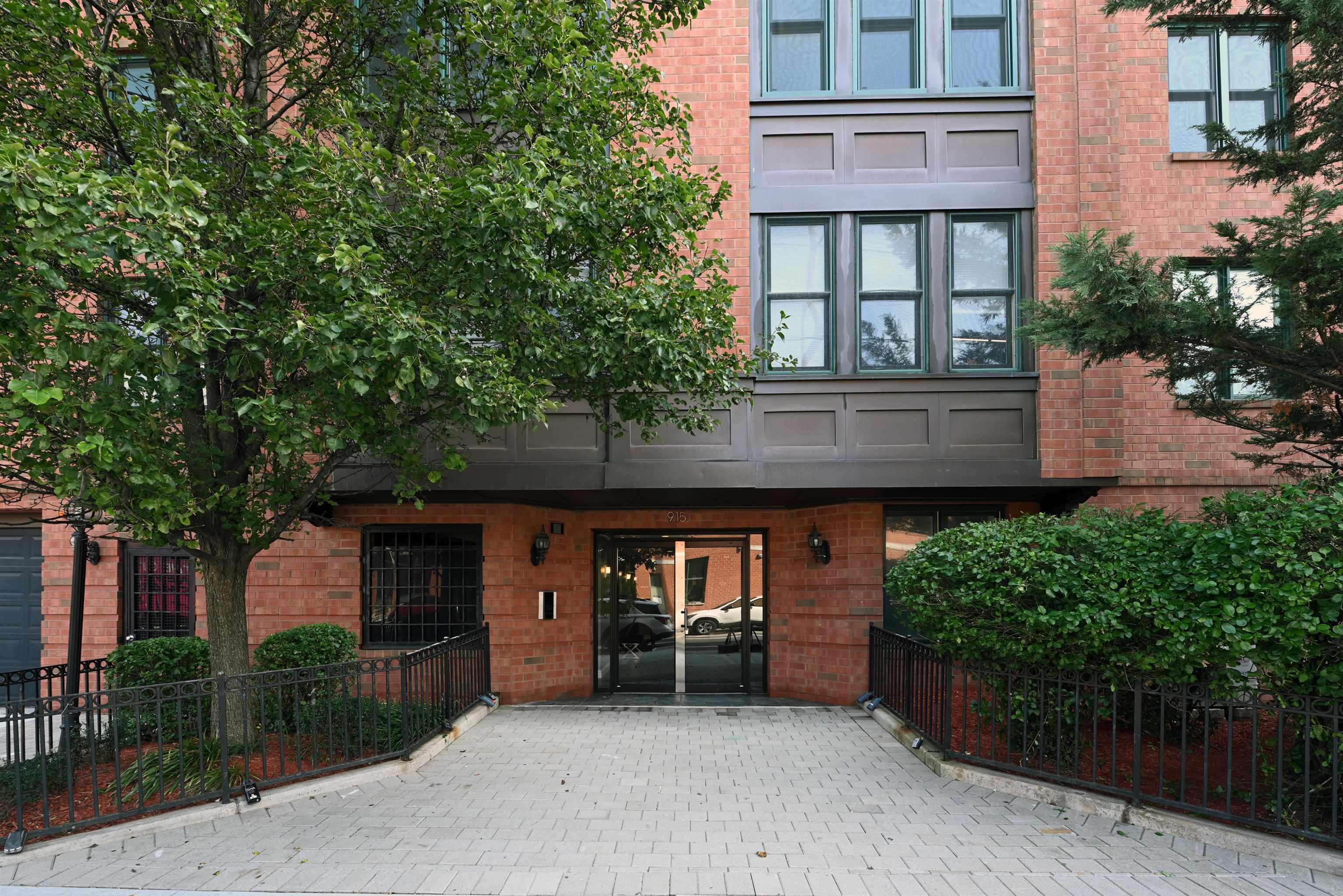 915 MADISON ST Unit: 4F