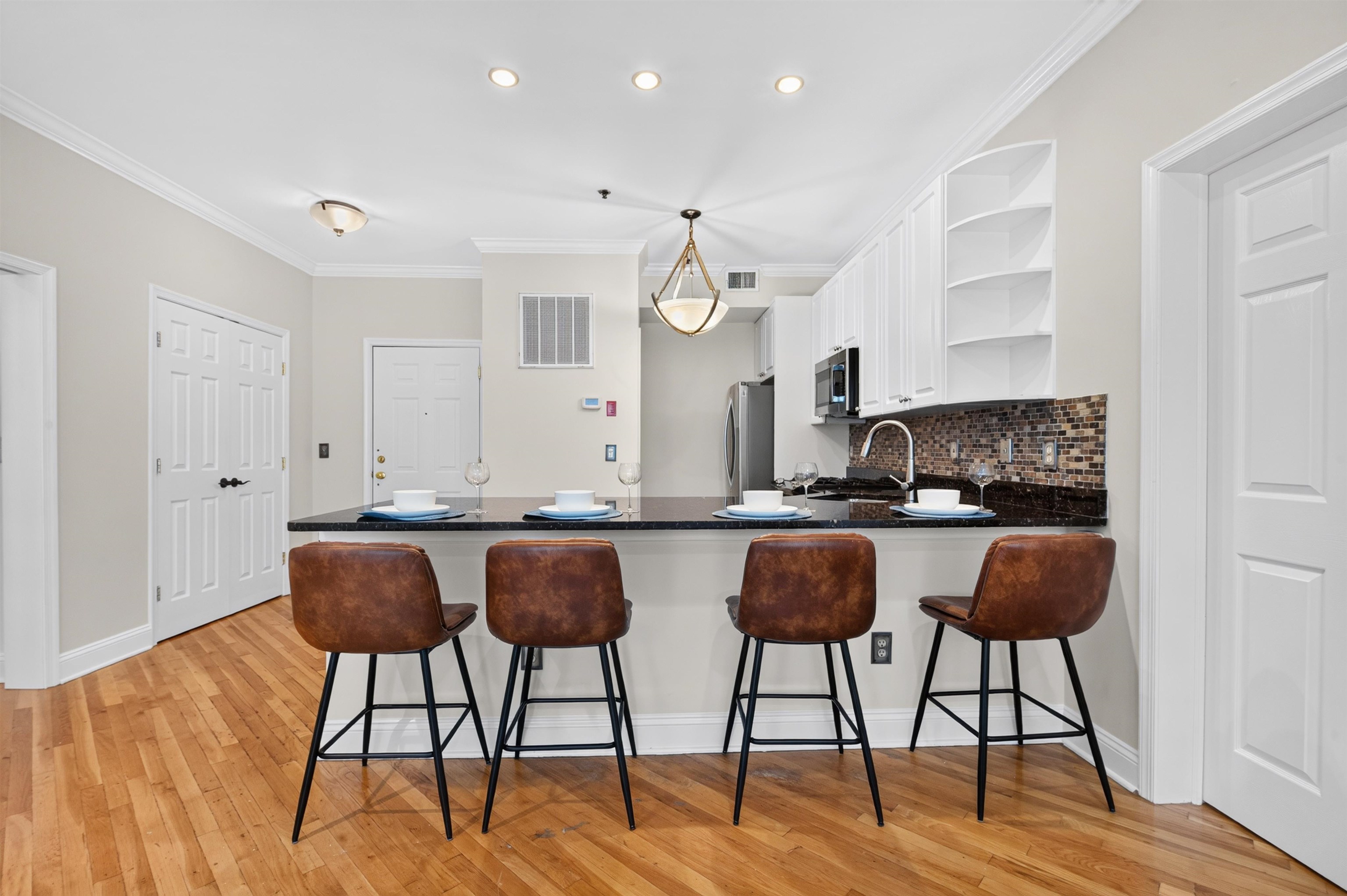 915 MADISON ST Unit: 4F